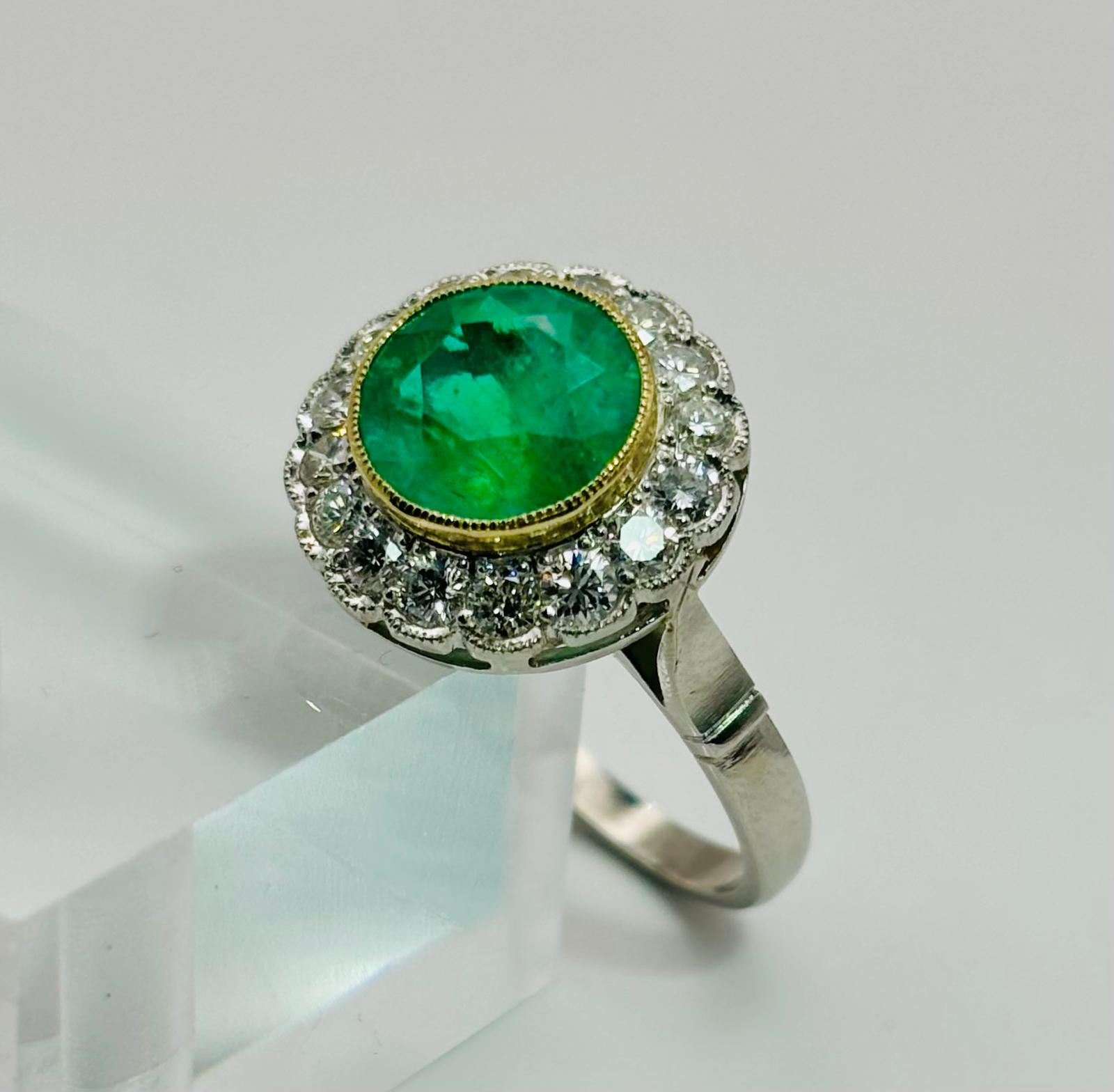 ANILLO EN PLATINO CON ESMERALDA Y HALO DE DIAMANTES