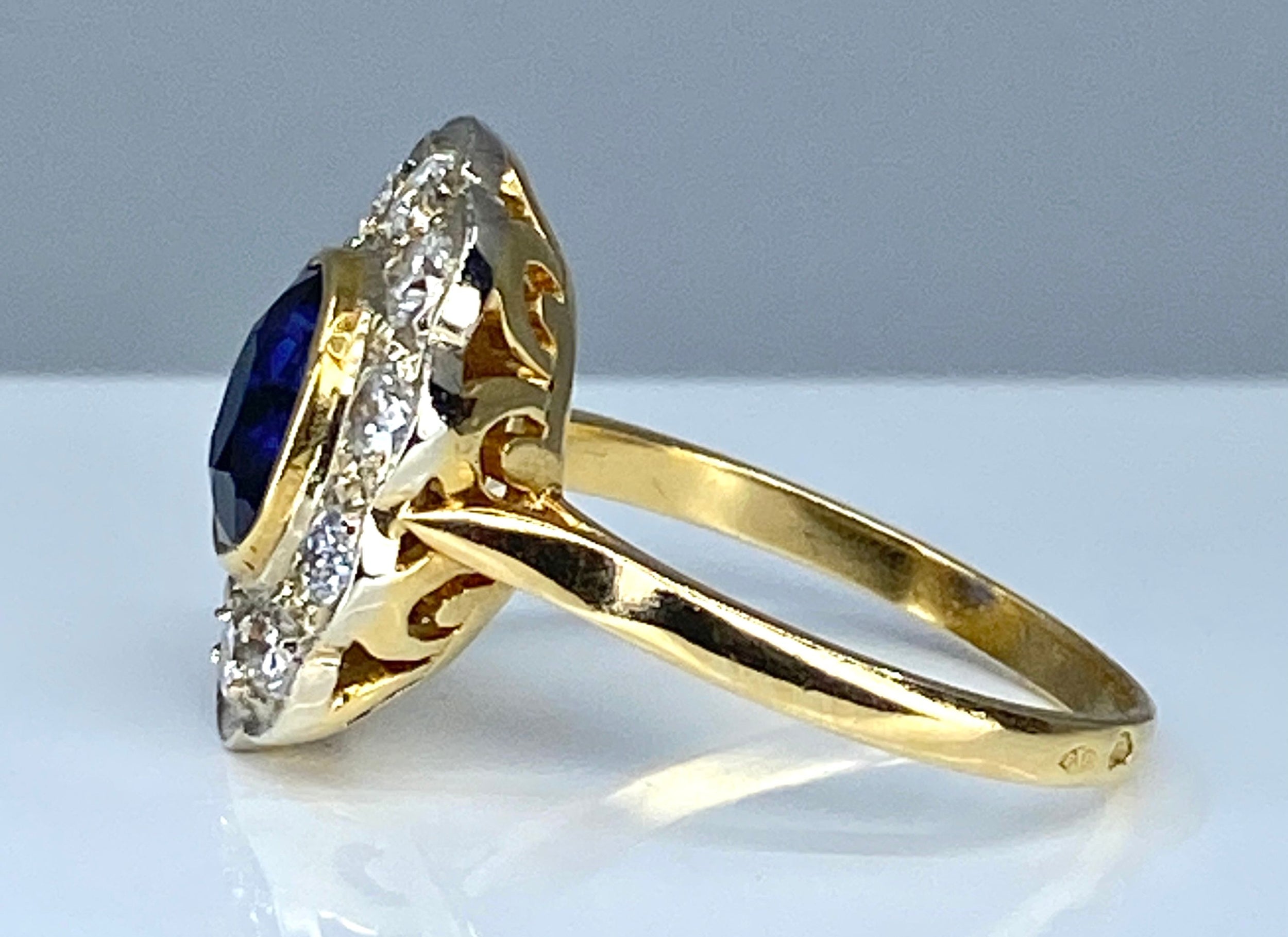 Bague marguerite en or 18 carats en saphir et diamants