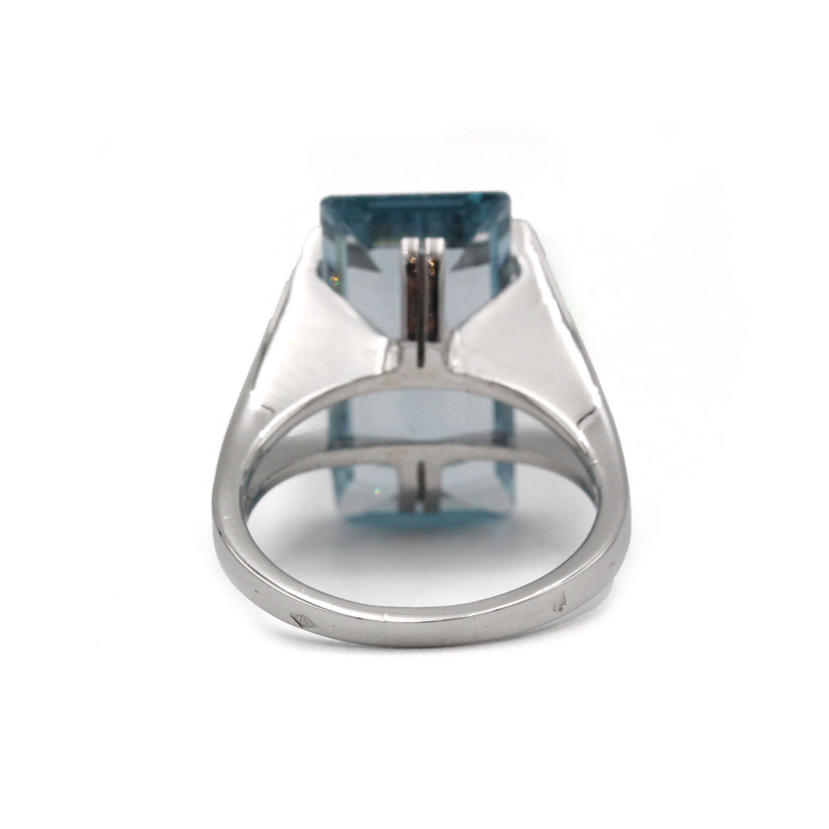 Ring at white gold and aquamarine