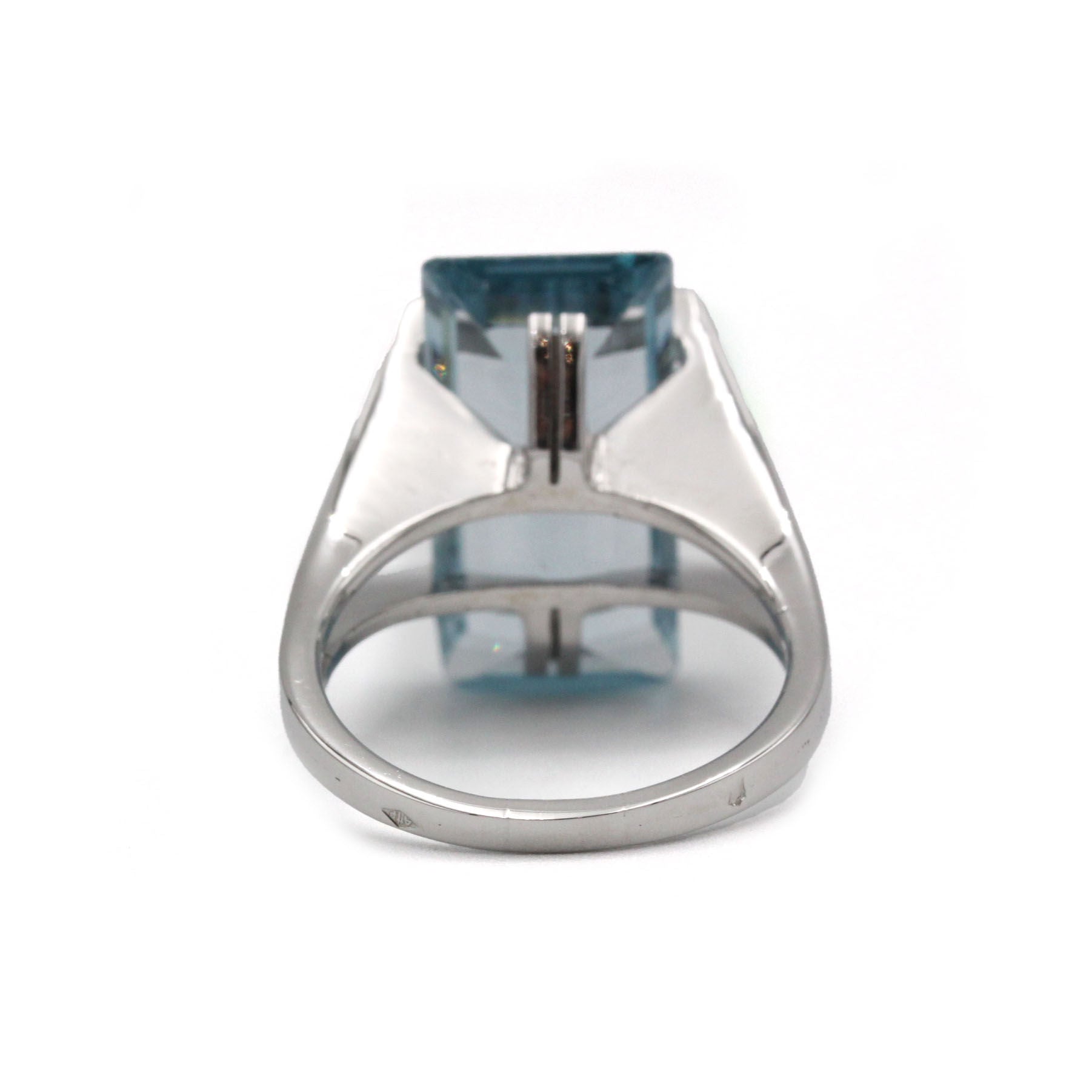 Ring at white gold and aquamarine