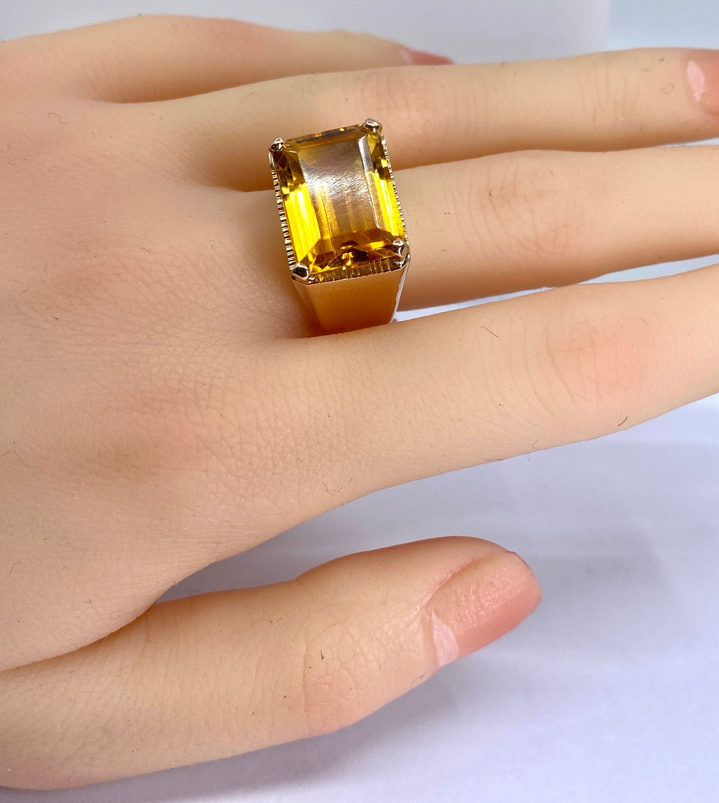Bague en or jaune 18 carats, topaze jaune 11,26 carats