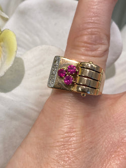 BAGUE CHEVALIER 40'S EN OR JAUNE AVEC DIAMANTS TAILLE BRILLANT ET PIERRES DE COULEUR