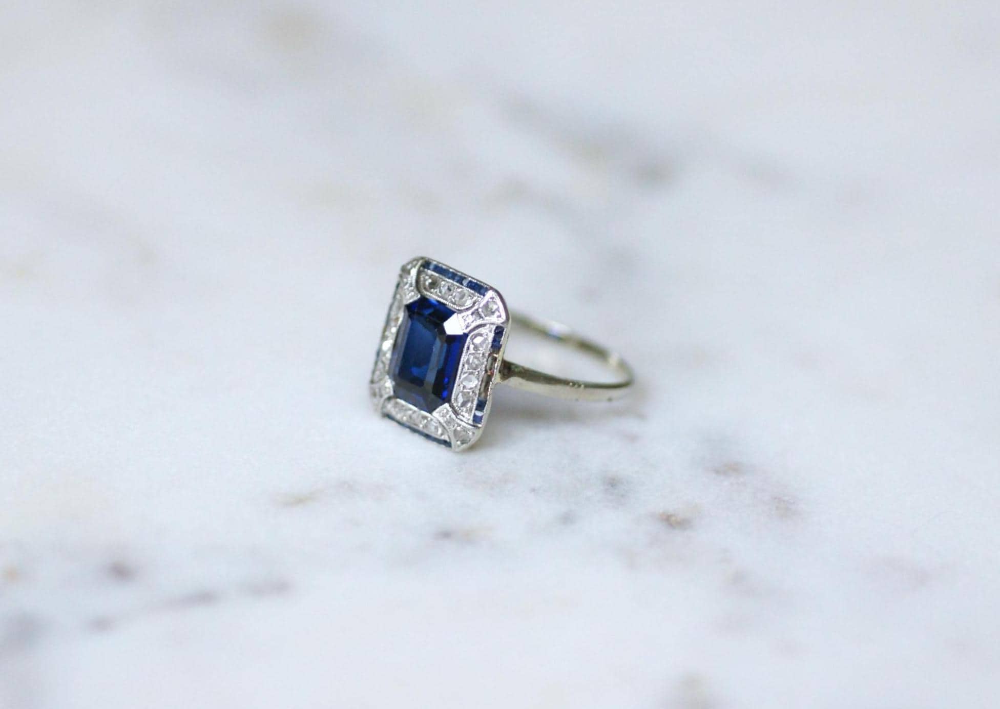 Bague Art Deco octogonale en or blanc et platine avec saphir synthétique et diamants
