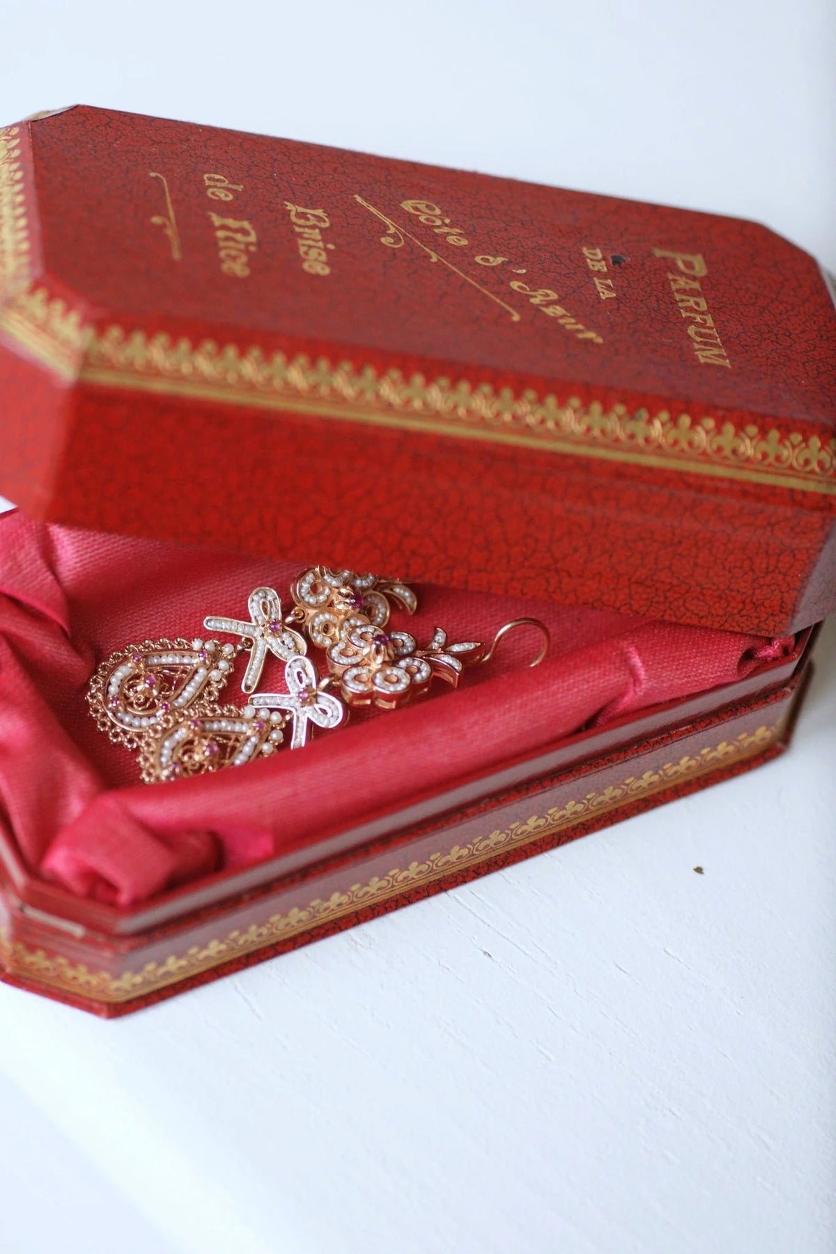 Drop earrings, pearls and rubies in pink gold