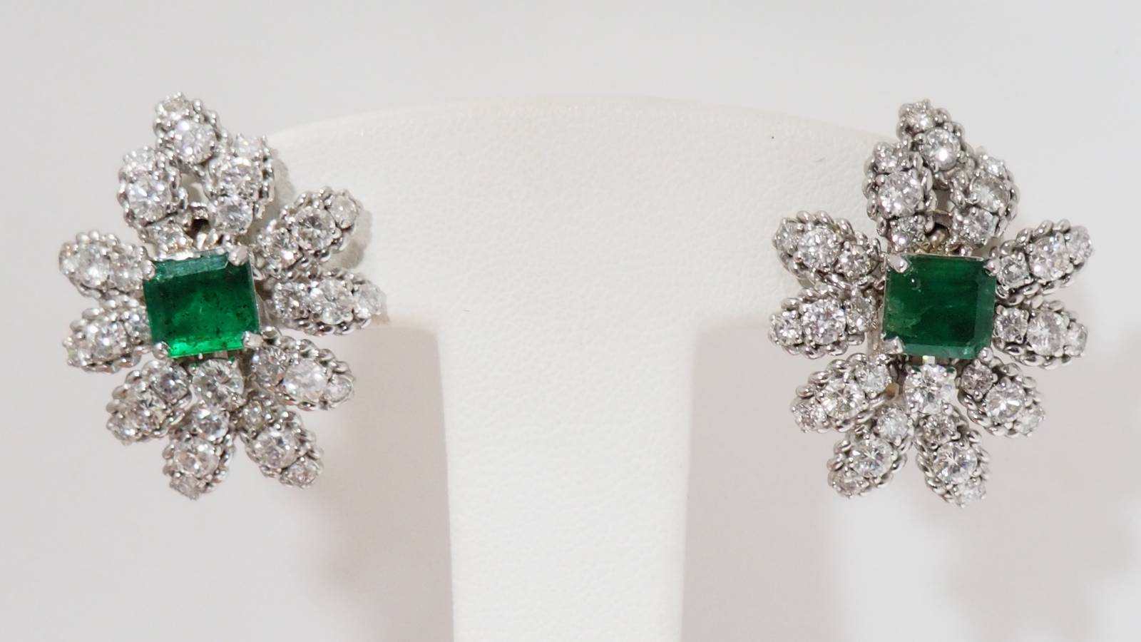 Significant earrings in white gold with emeralds and diamonds 