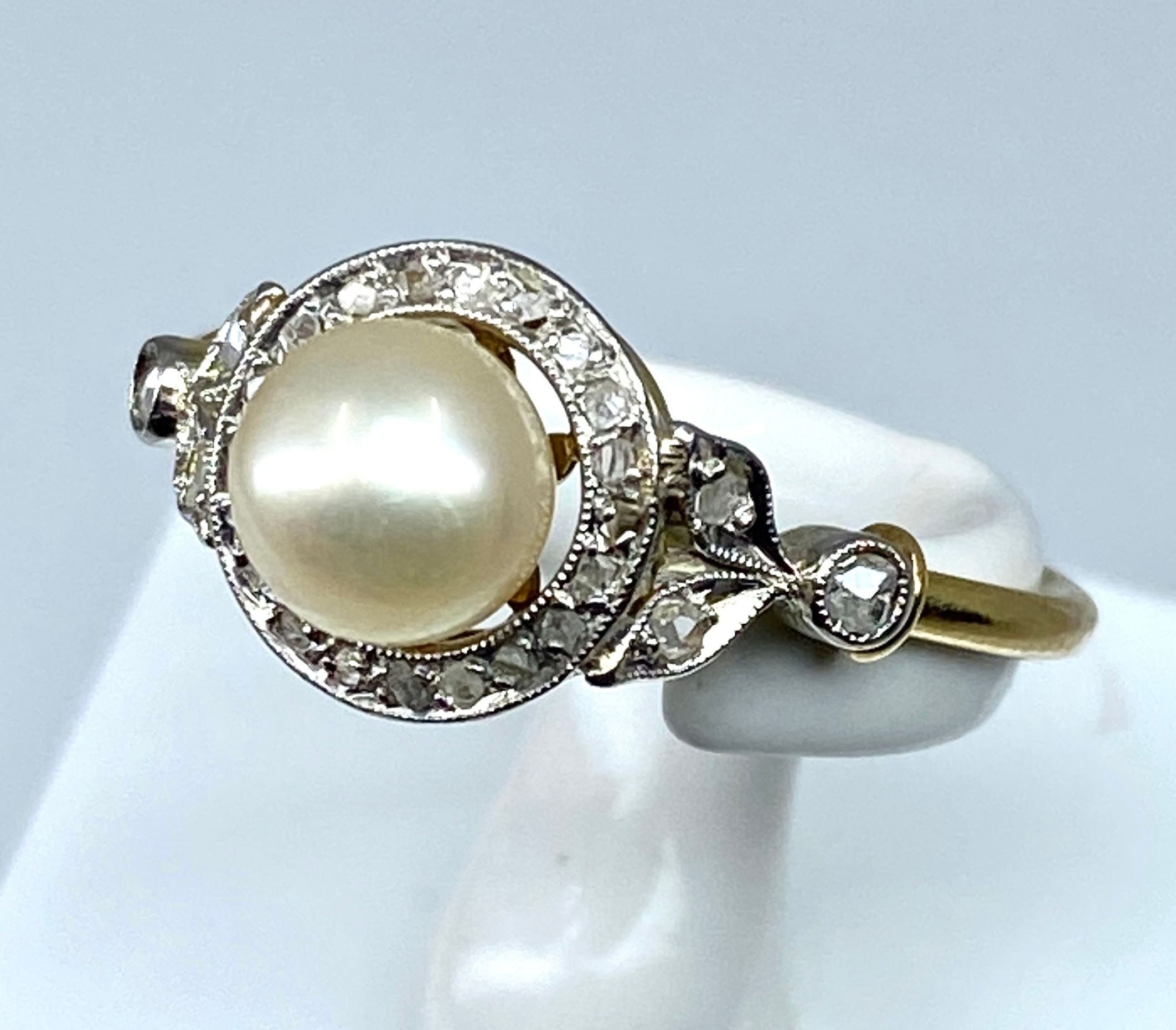 Bague en or blanc, perle et diamants