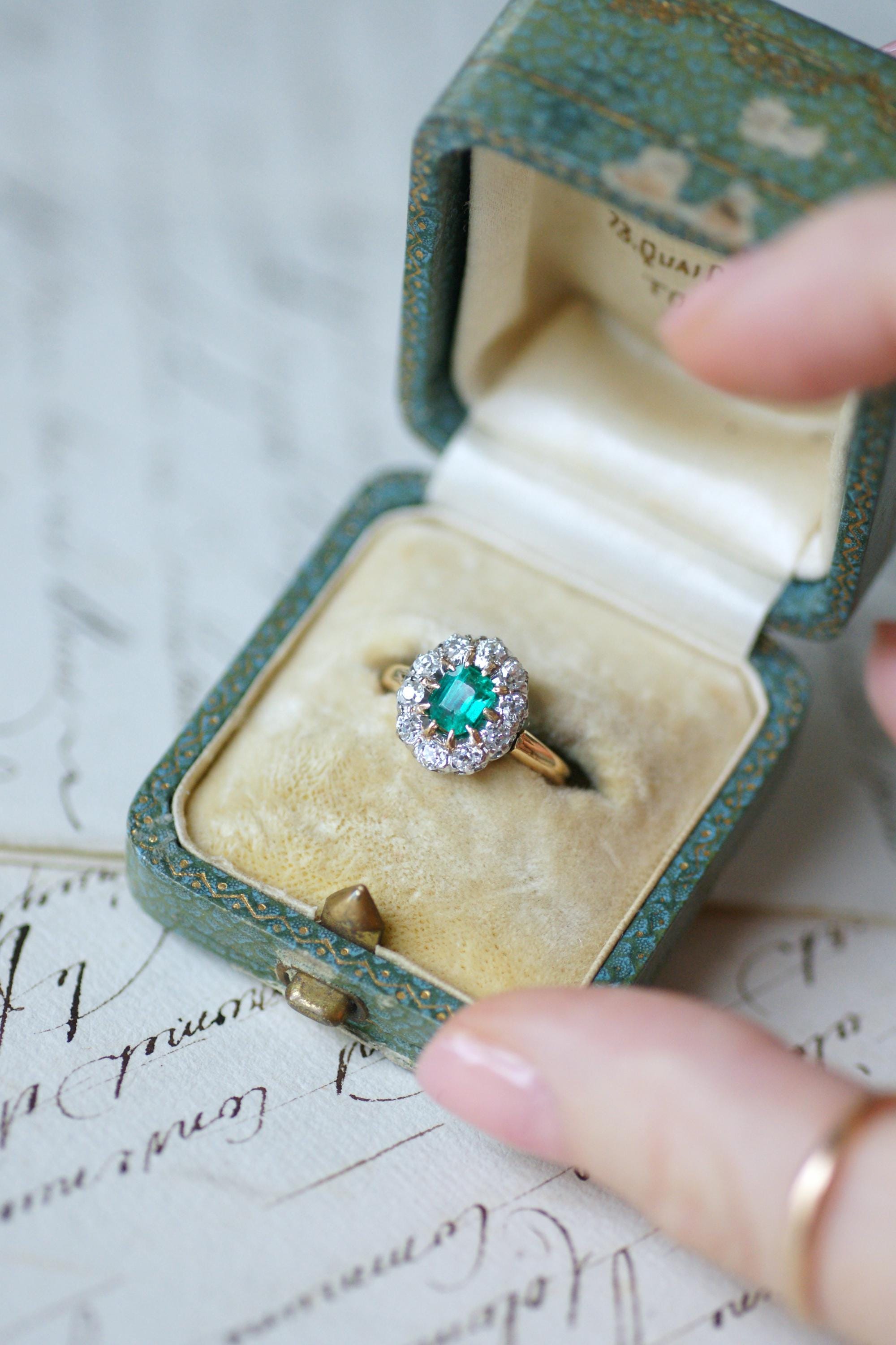 Ring Marguerite Old Colombian Emerald and diamonds