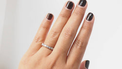 Alliance en or blanc et diamants