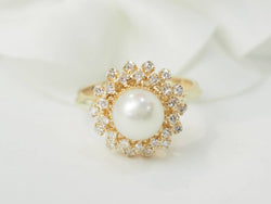Ring daisy in yellow gold and cultured pearl