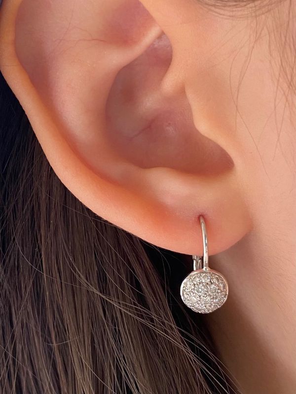 Boucles d'oreilles en or blanc 18k et diamants
