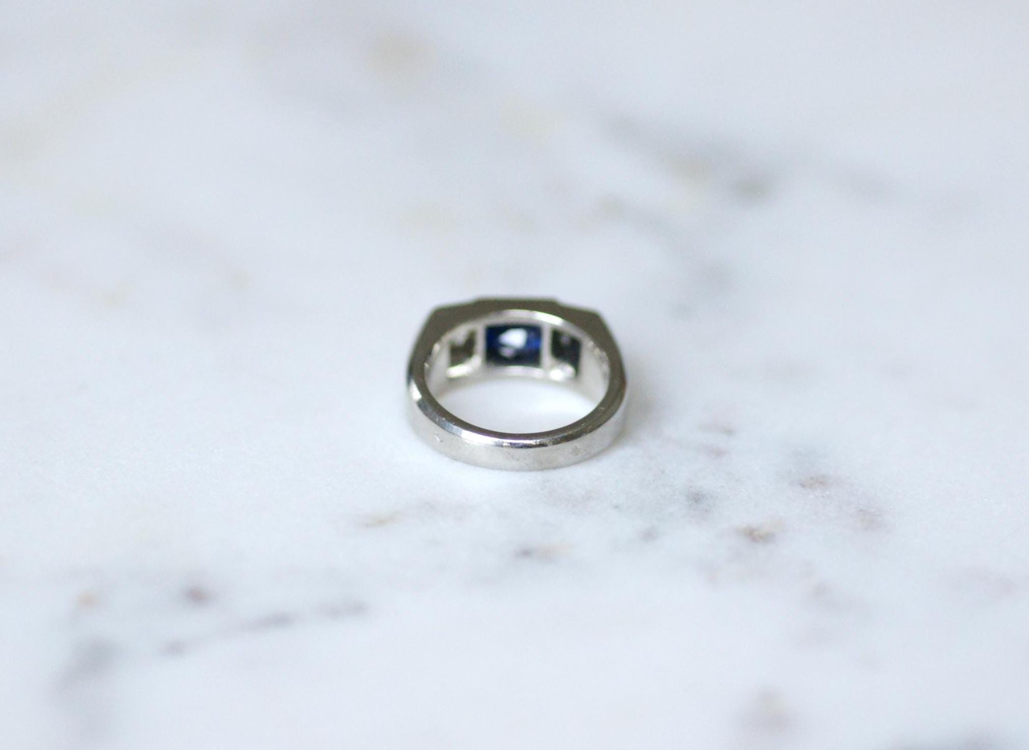 Louis Heissler Ring Chevalière Art Deco Saphir Non Chauffé and diamonds on Platinum