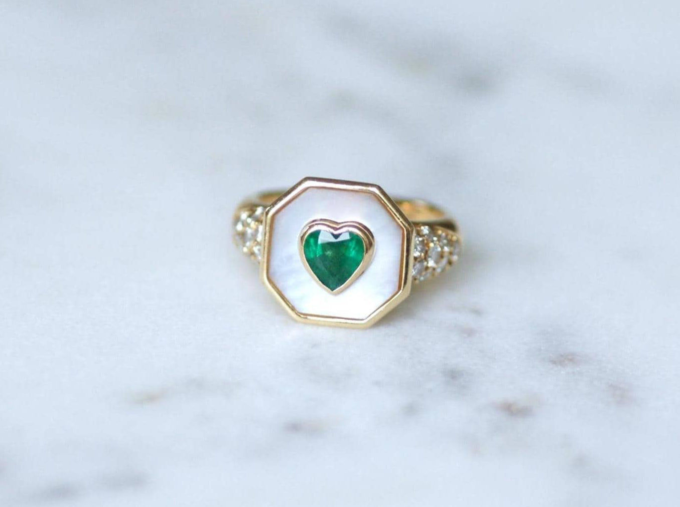 Bague coeur en or jaune et émeraude