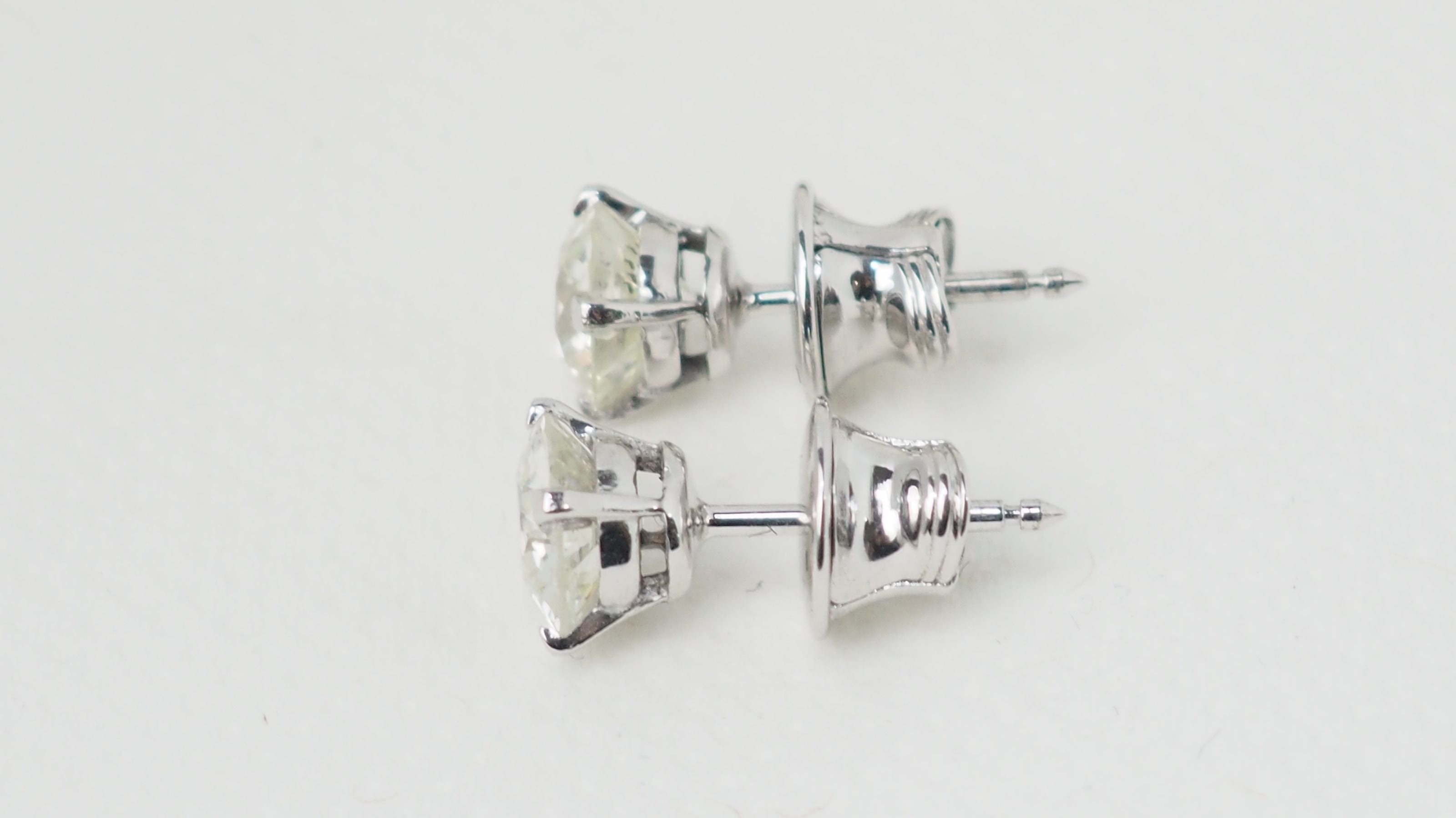 Puces d'oreilles en or blanc et diamants