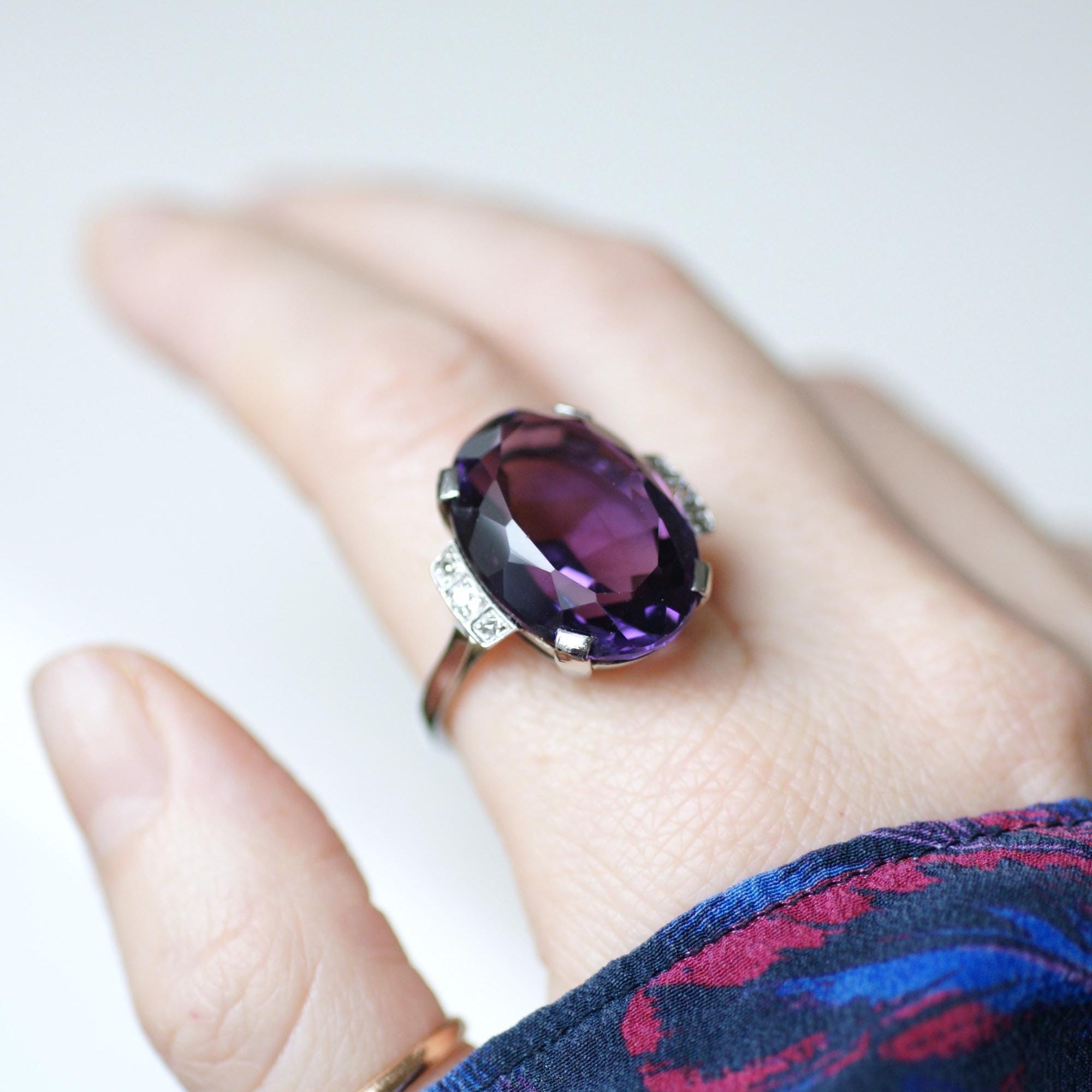 Bague Cocktail en or blanc, platine, améthyste, et diamants