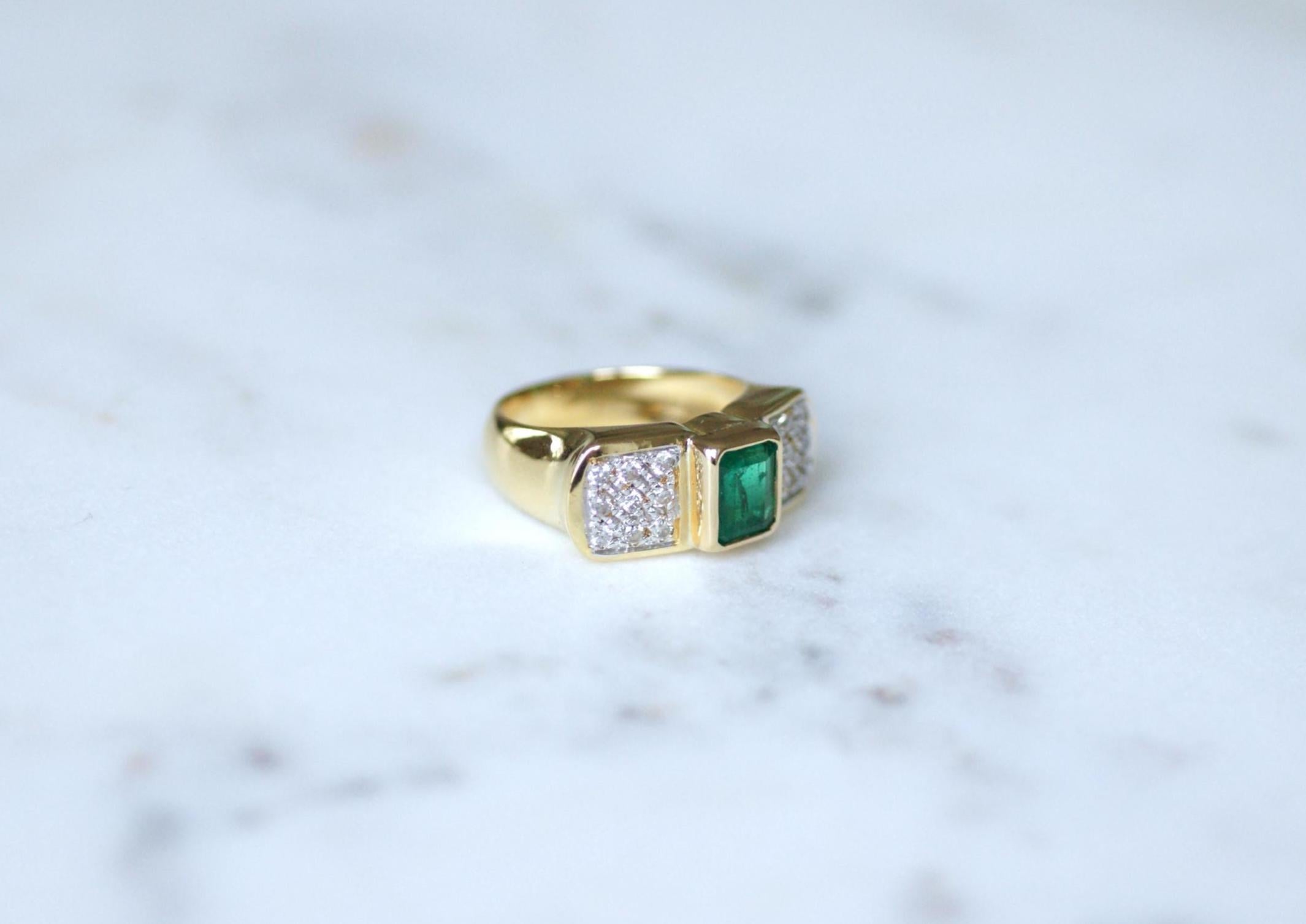 Ring Vintage Emerald and diamonds on Yellow Gold