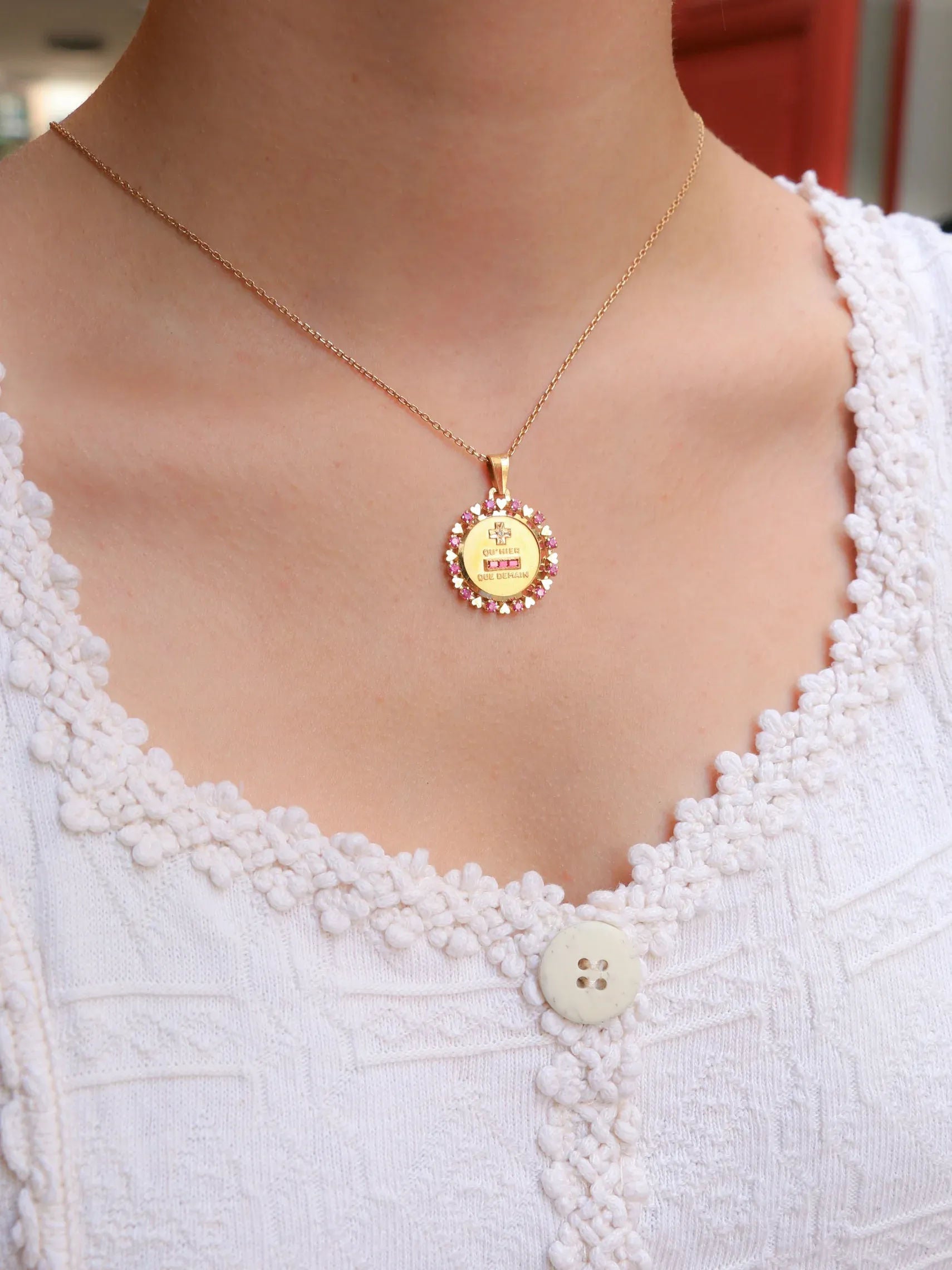 Médaille Amour AUGIS entourage coeur rubis Plus qu’hier moins que demain diamant rubis