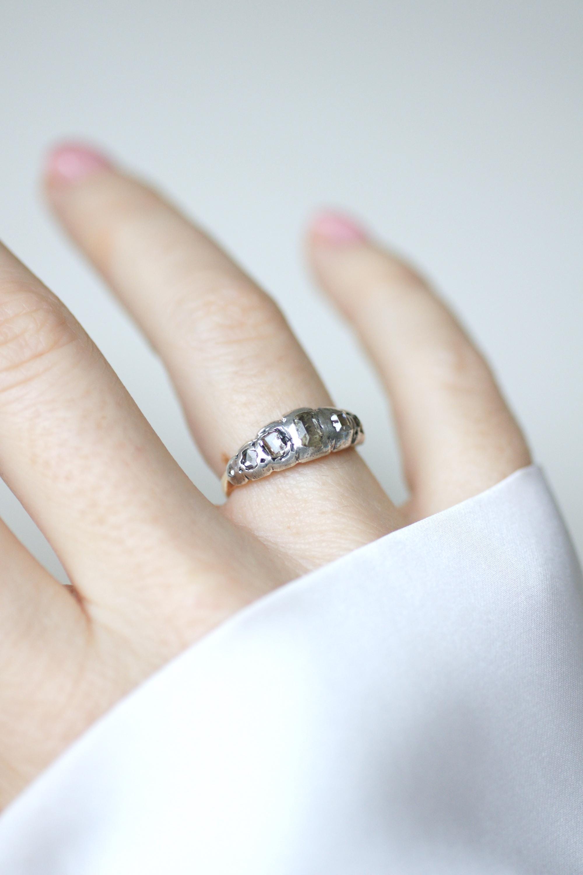 Bague jarretière en or rose et argent et diamants