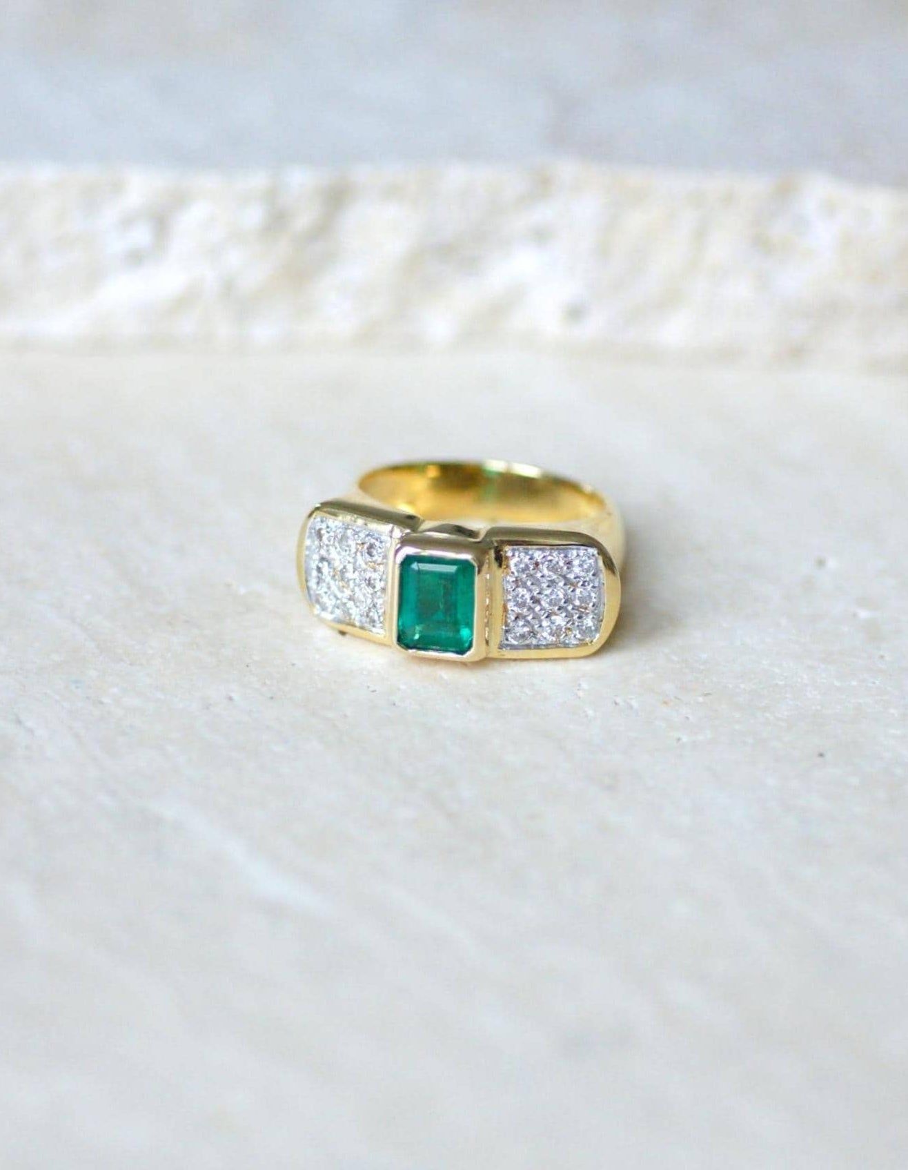 Bague vintage en or jaune et émeraude