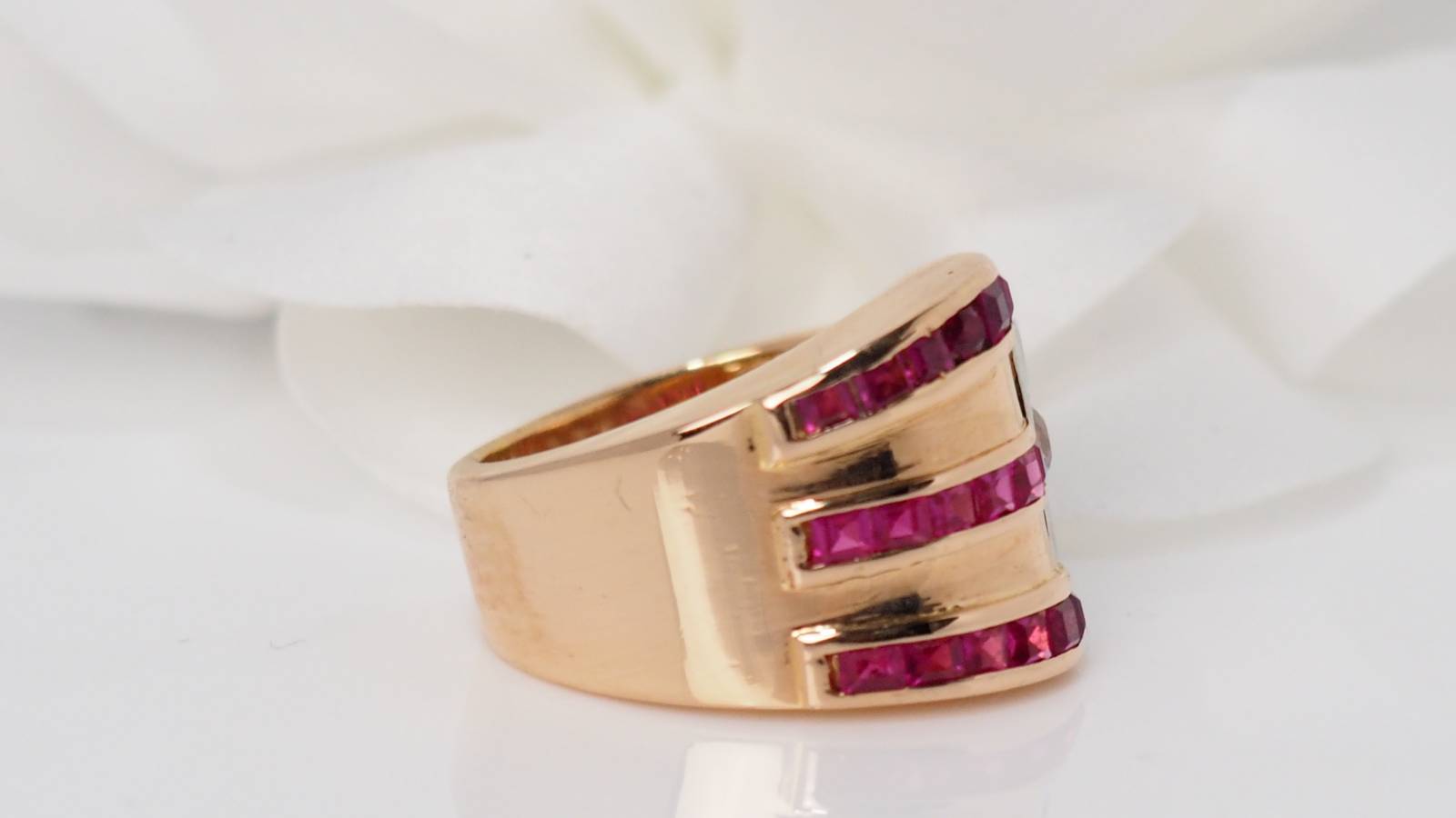 Bague en or, diamants et pierres rouges