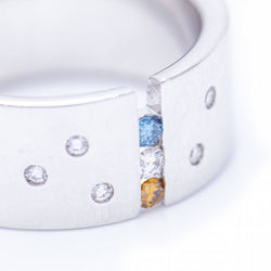 Bague en or avec diamants blancs et fancy d'occasion