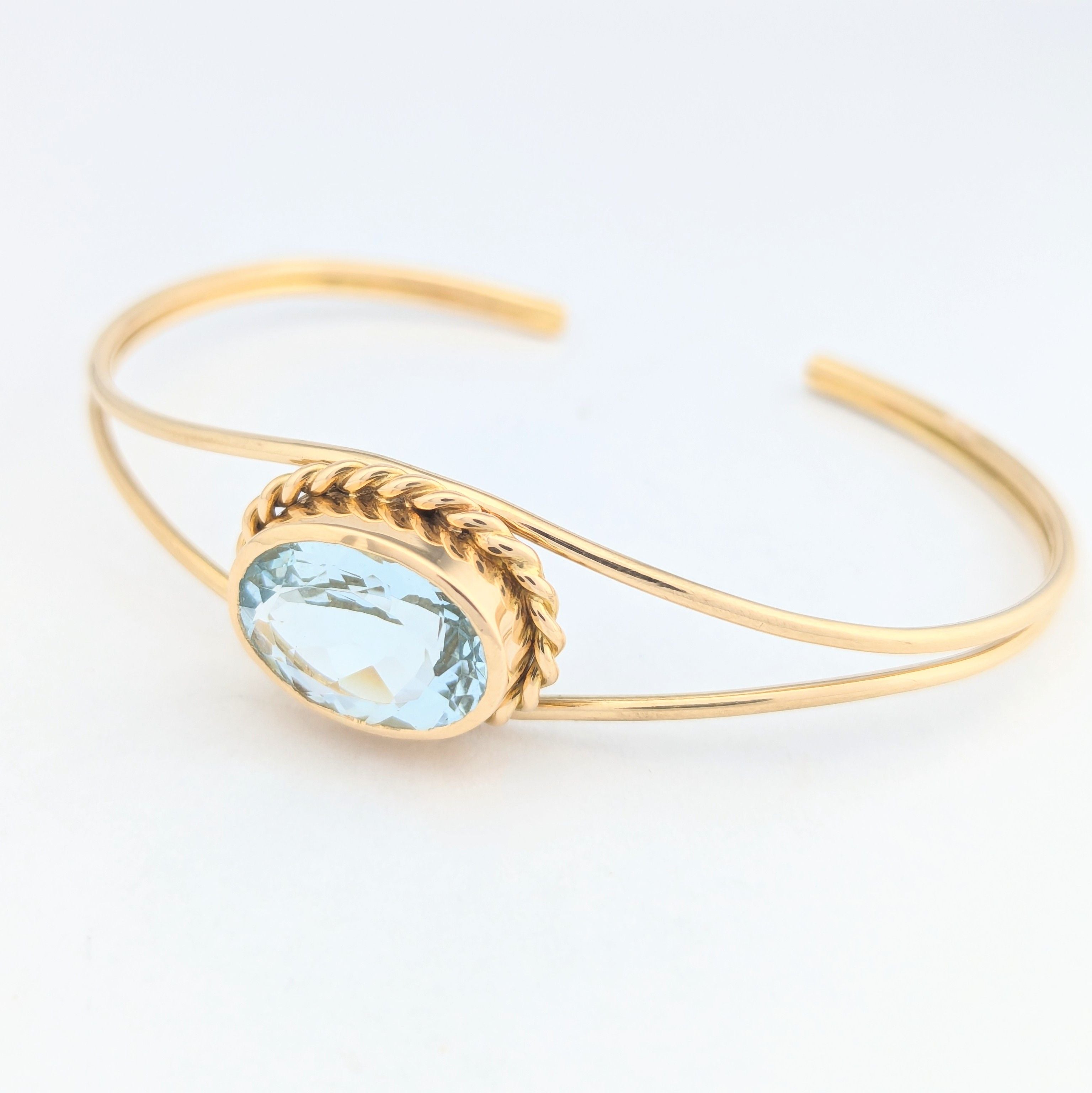 Bracelet jonc en or jaune et aigue-marine