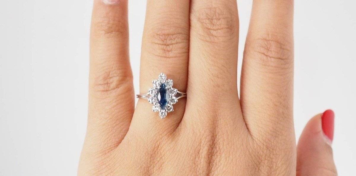 Bague navette en or blanc, saphir et diamants