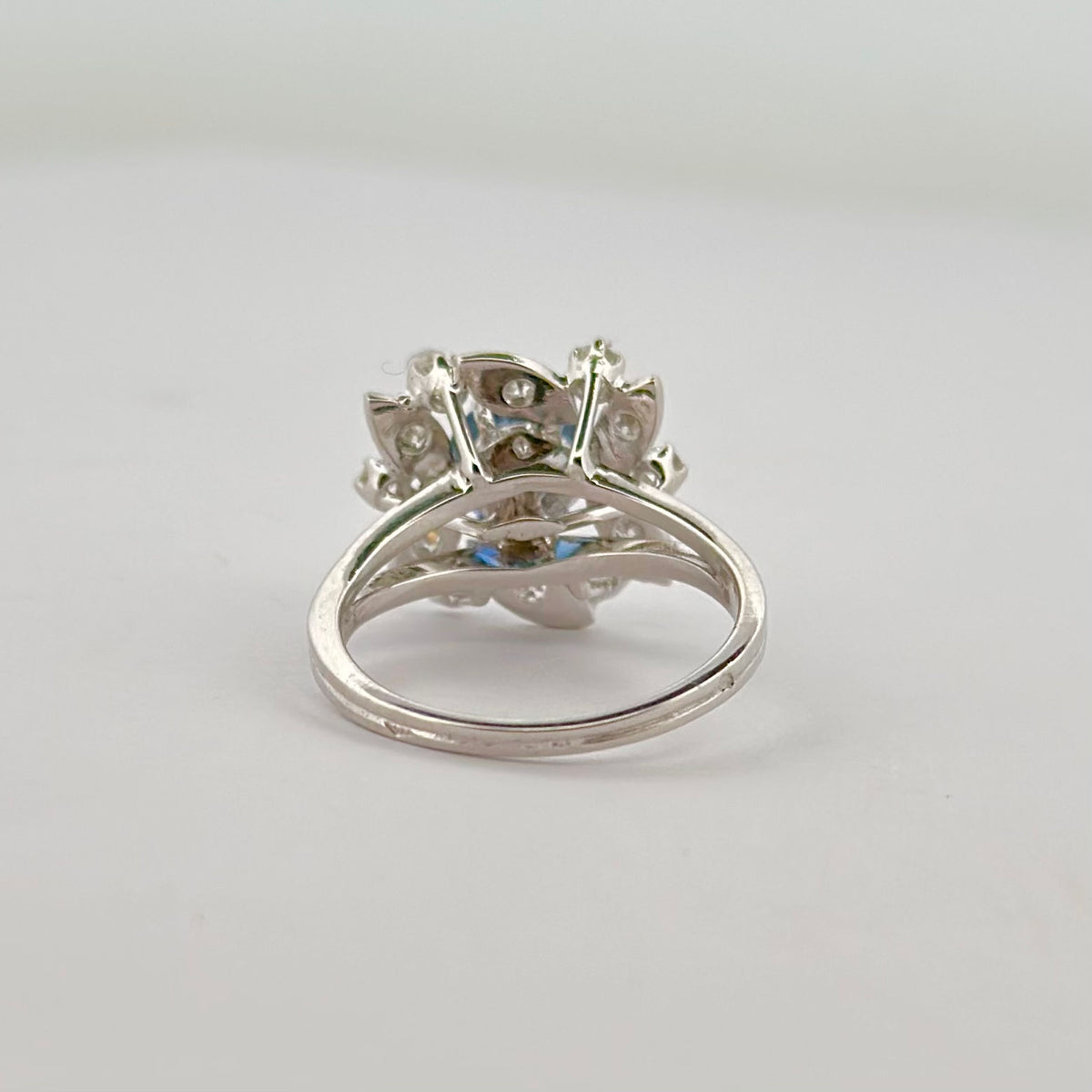 Marguerite ring in white gold, sapphire and diamond