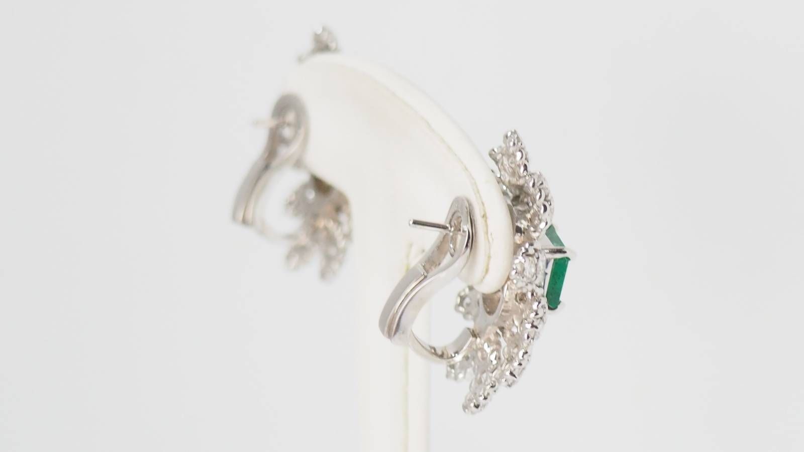 Significant earrings in white gold with emeralds and diamonds 