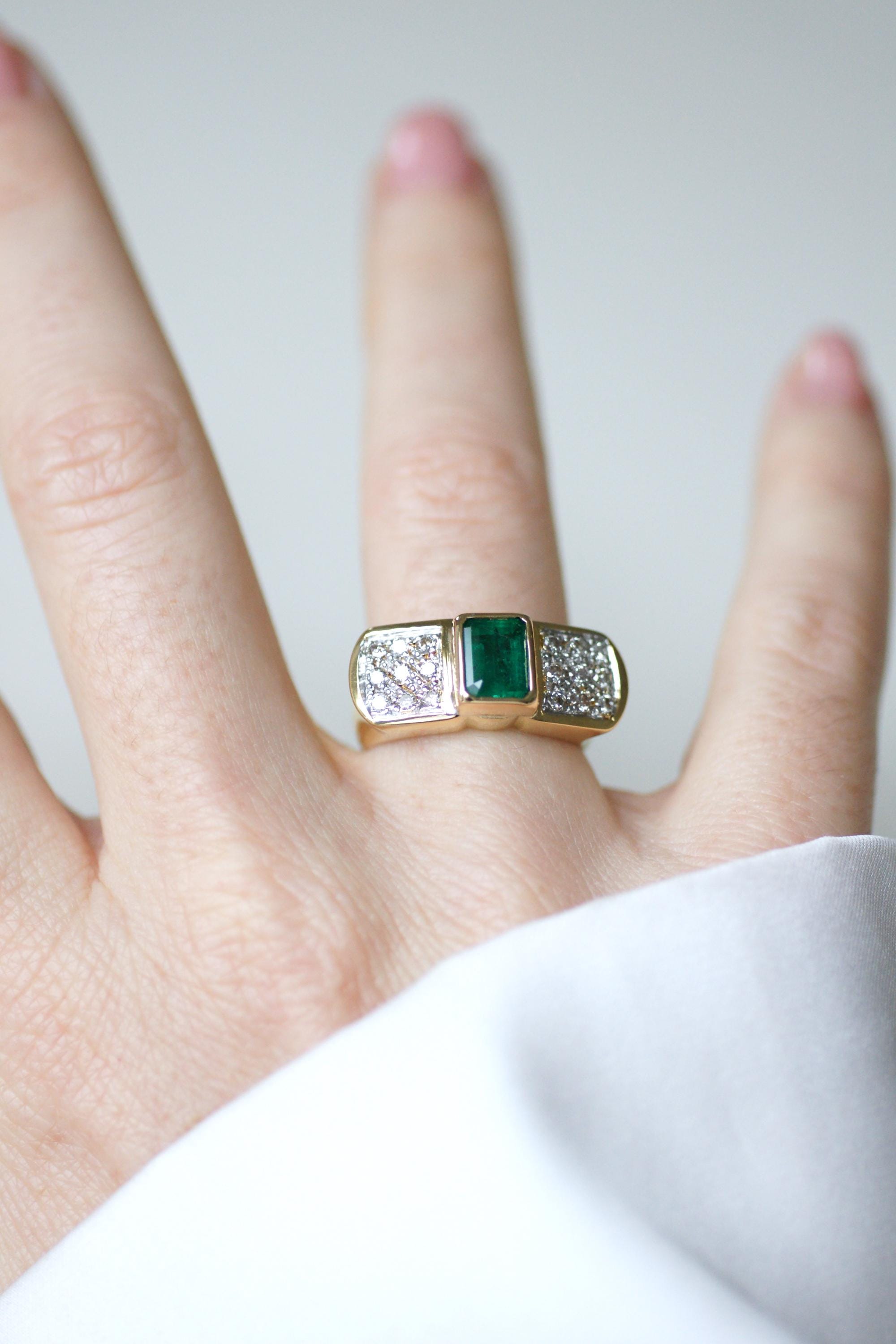 Ring Vintage Emerald and diamonds on Yellow Gold