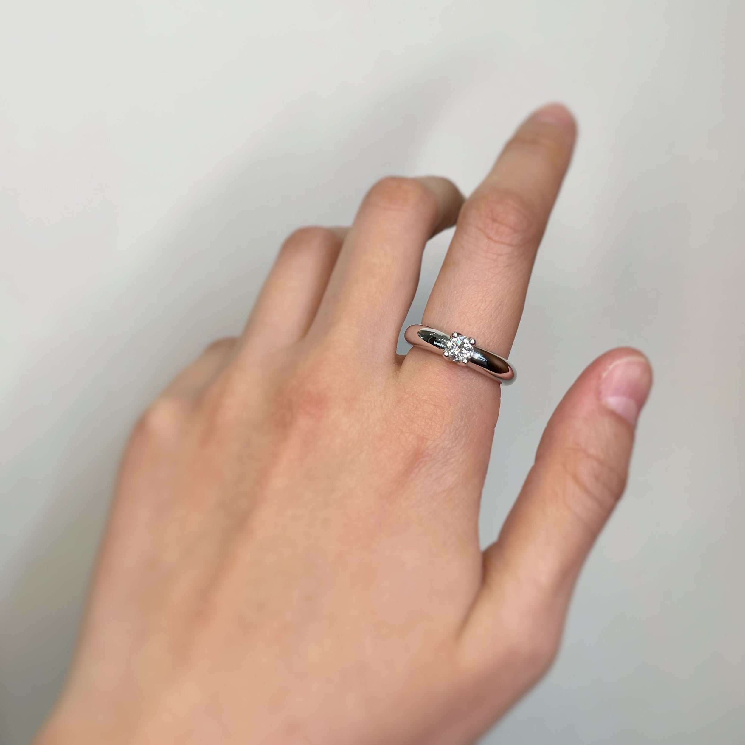 Solitaire ring in white gold and diamond