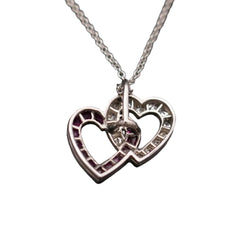 Pendentif coeurs entrelacés en or blanc et diamants, rubis
