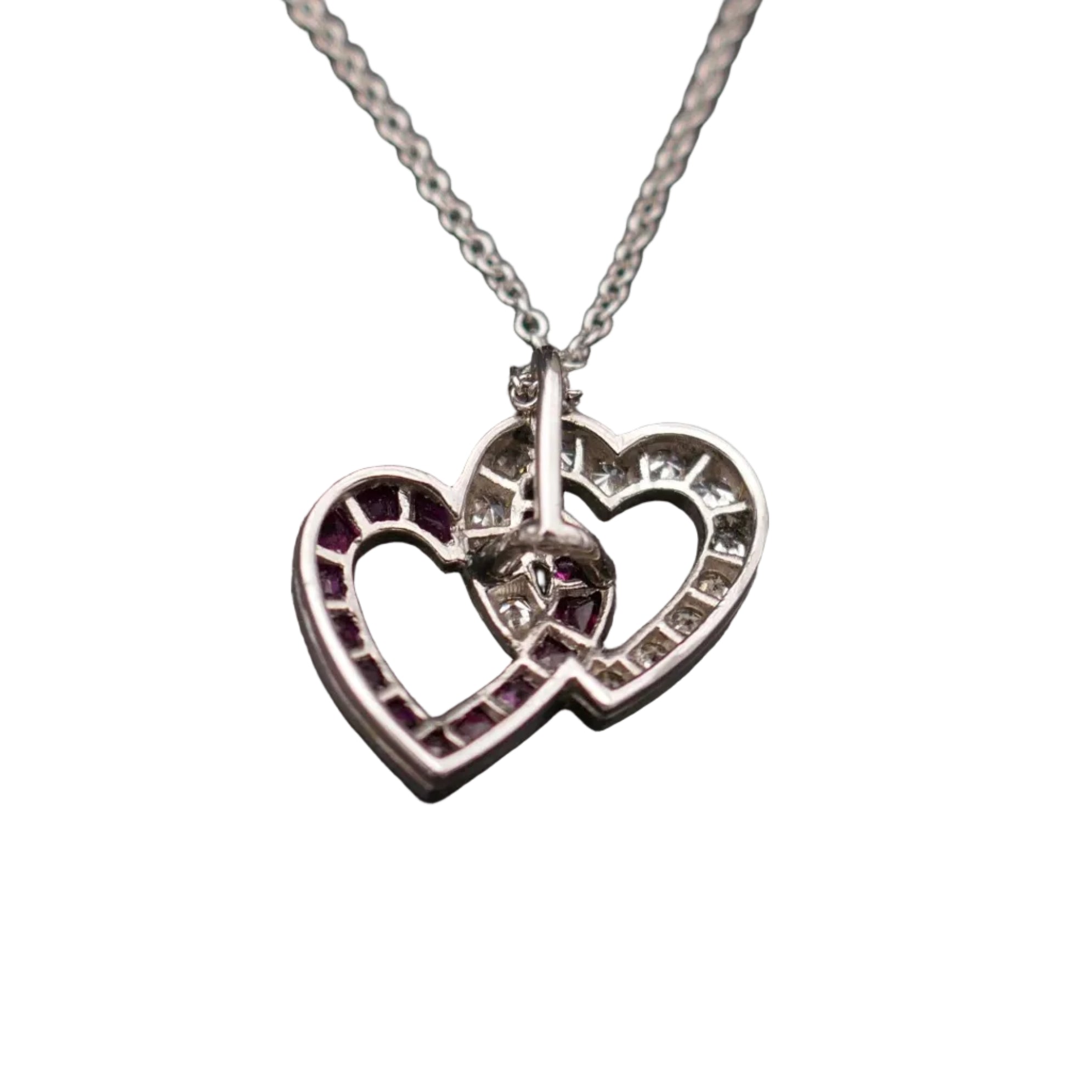 Pendentif coeurs entrelacés en or blanc et diamants, rubis
