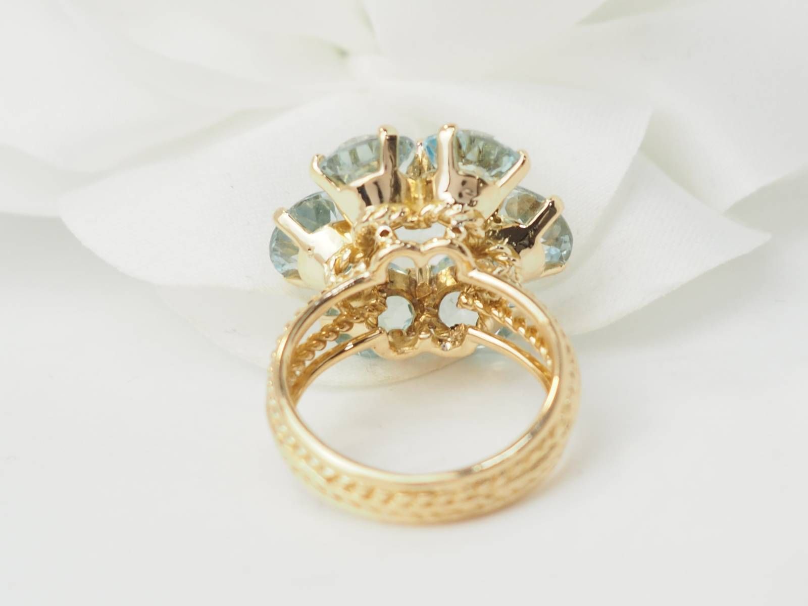 Bague fleur en or jaune et aigue-marine