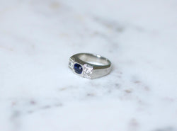 Bague LOUIS HEISSLER chevalière art deco en platine et saphir non chauffé