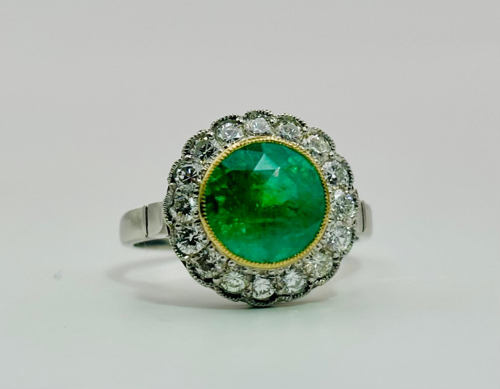 ANILLO EN PLATINO CON ESMERALDA Y HALO DE DIAMANTES