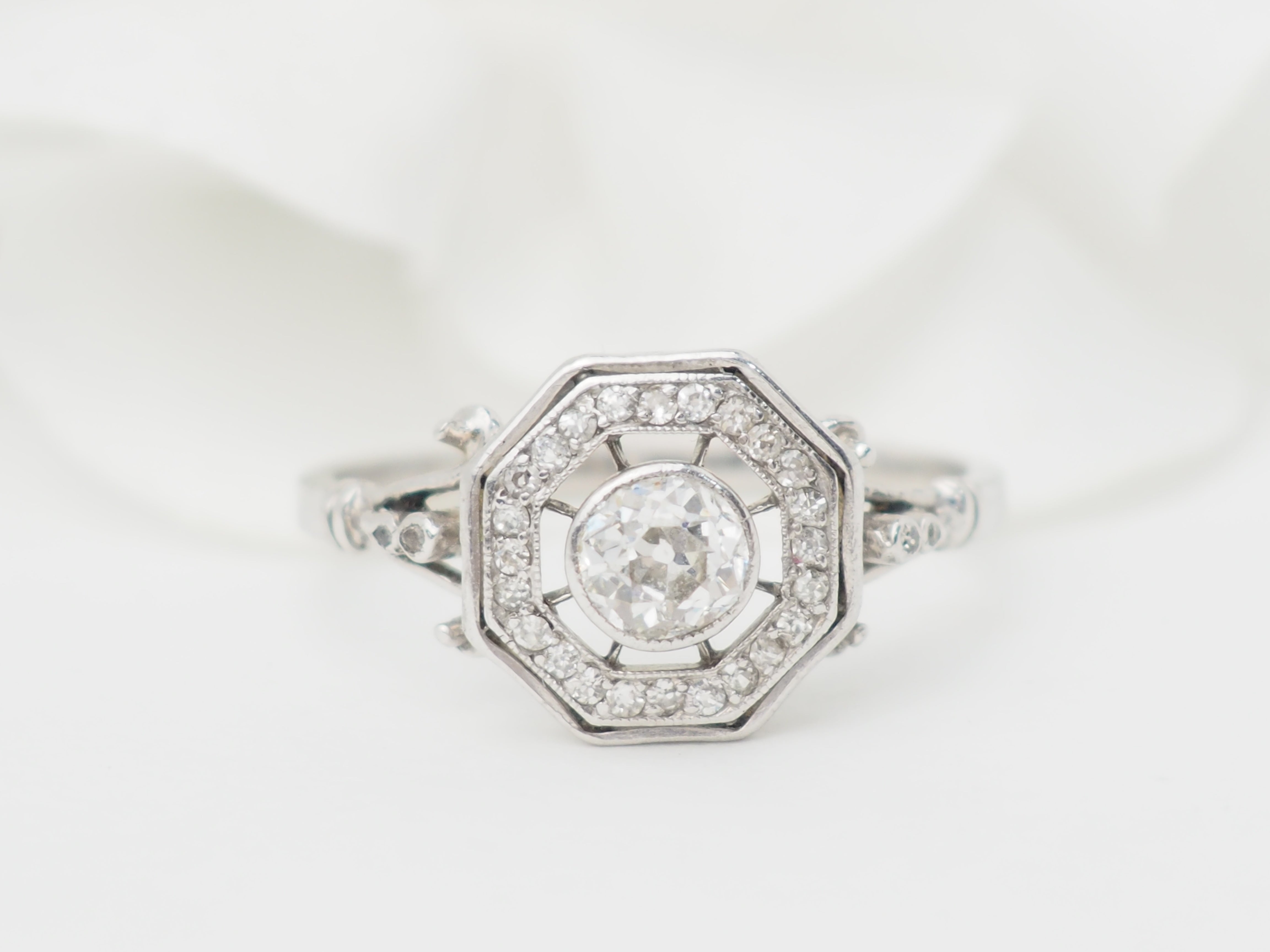 Bague hexagonale en or blanc et diamants