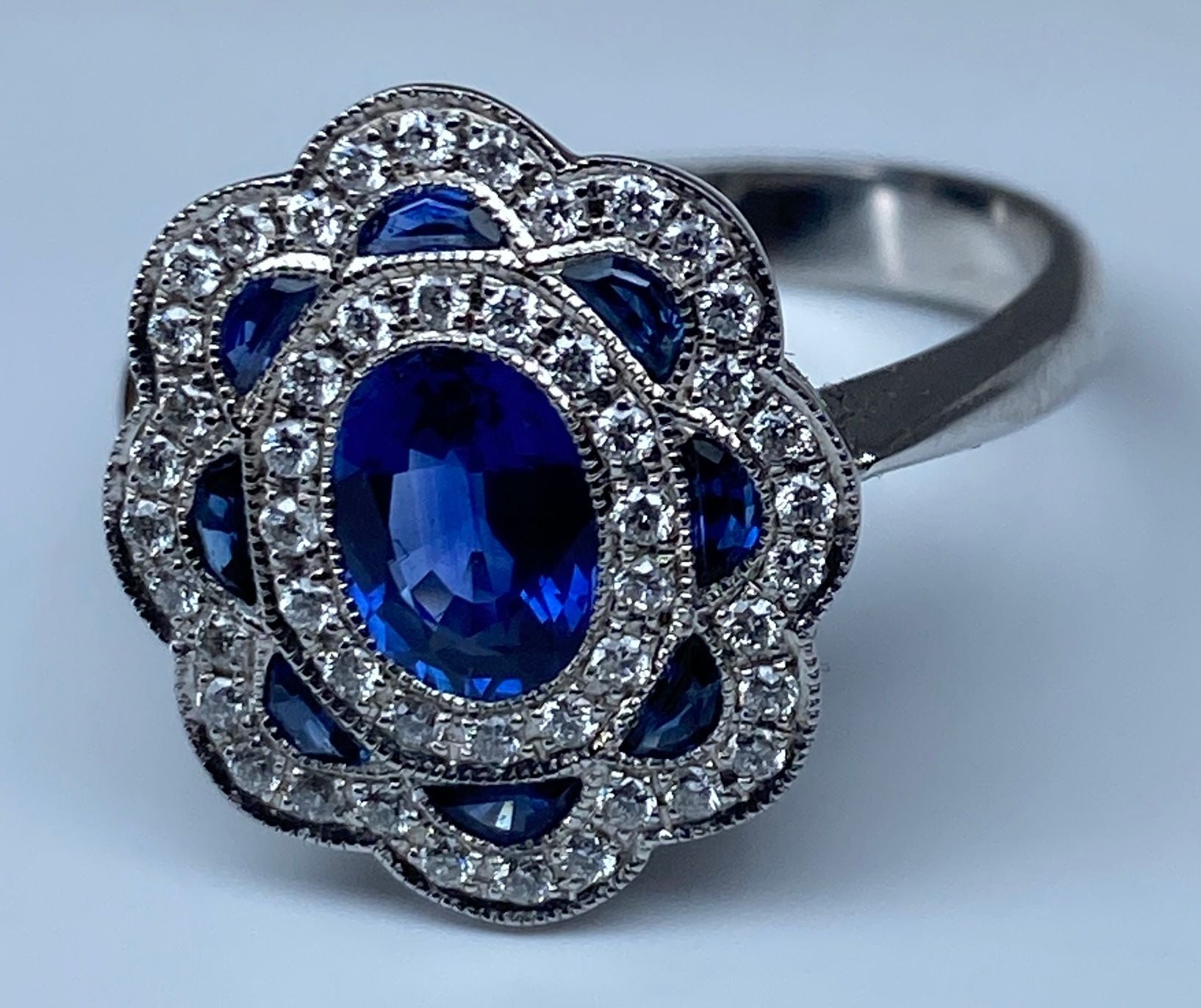 Bague marguerite en or 18 carats en saphirs et diamants