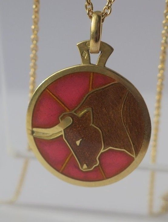 Pendentif CARTIER zodiaque taureau en or jaune et émail