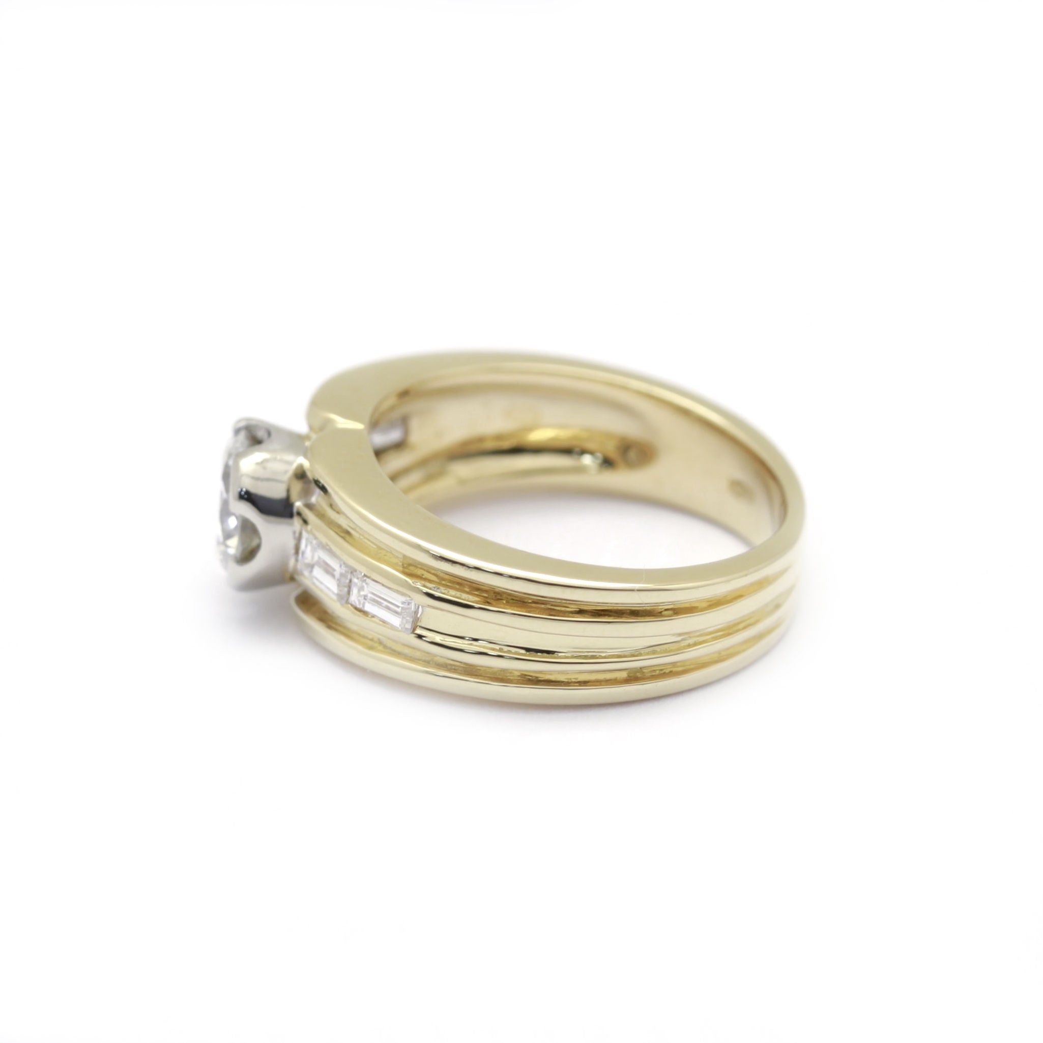 Solitaire accompagné - Diamant de 0,72 Carat