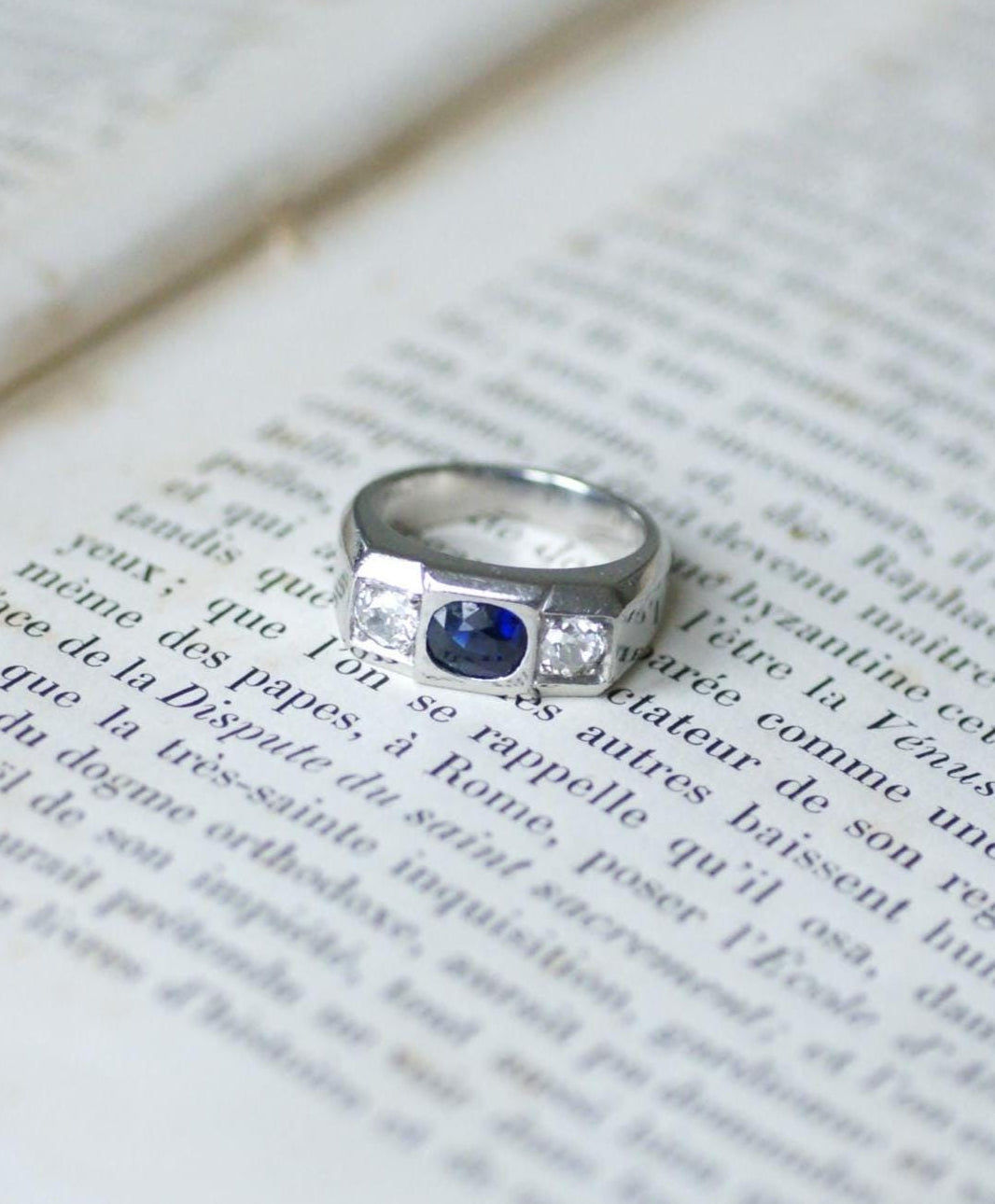 Bague LOUIS HEISSLER chevalière art deco en platine et saphir non chauffé