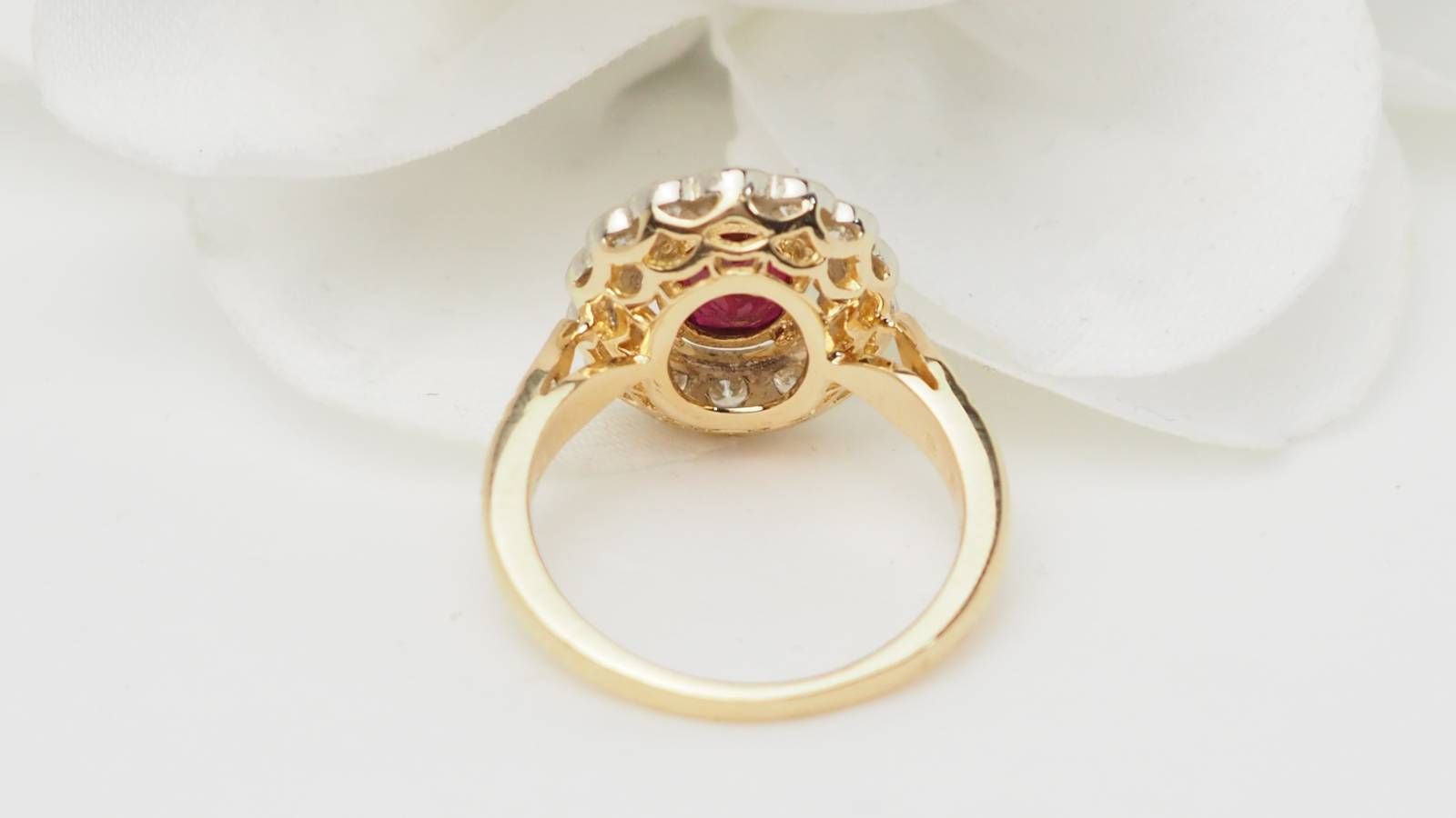 Bague entourage en or jaune, rubis et diamants