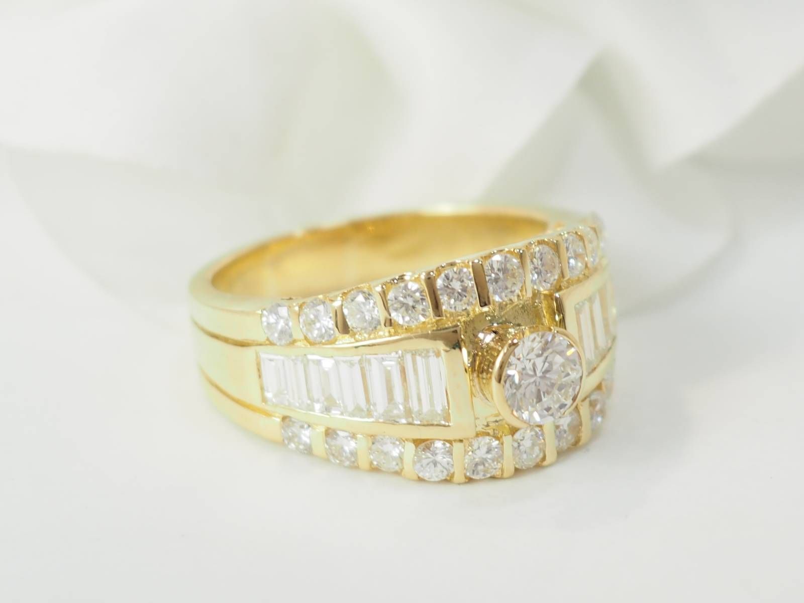 Bague solitaire en or jaune et diamants