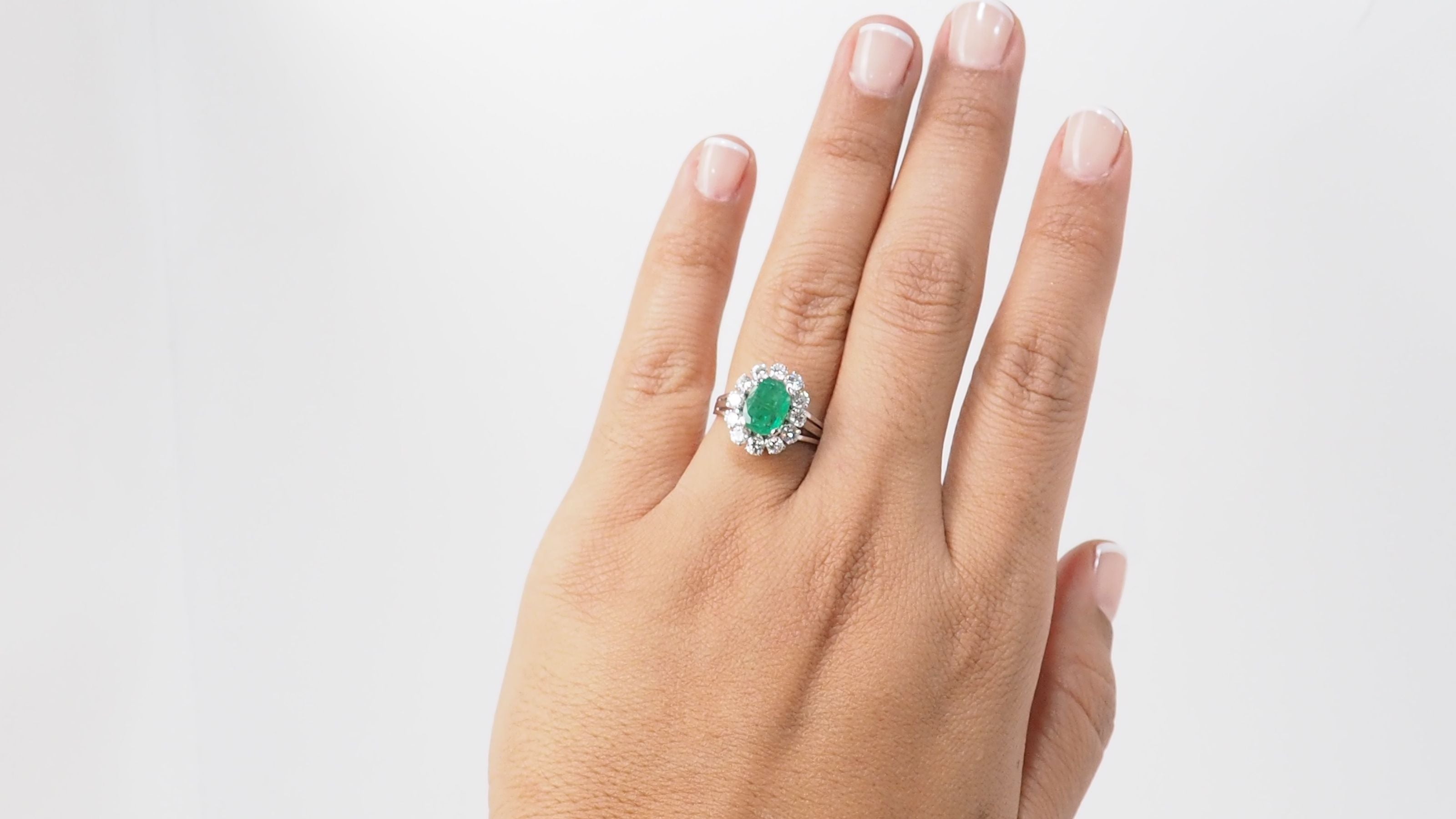 Bague entourage en or blanc, émeraude ovale et diamants