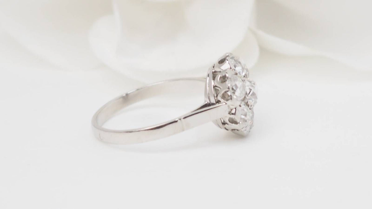 Fleur ring in platinum and diamonds 