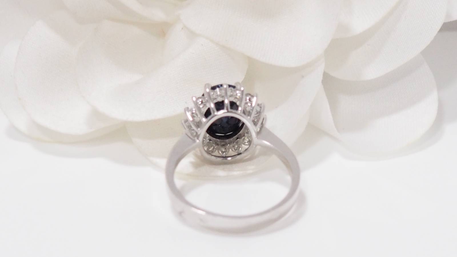 Bague en or blanc, saphir et diamants