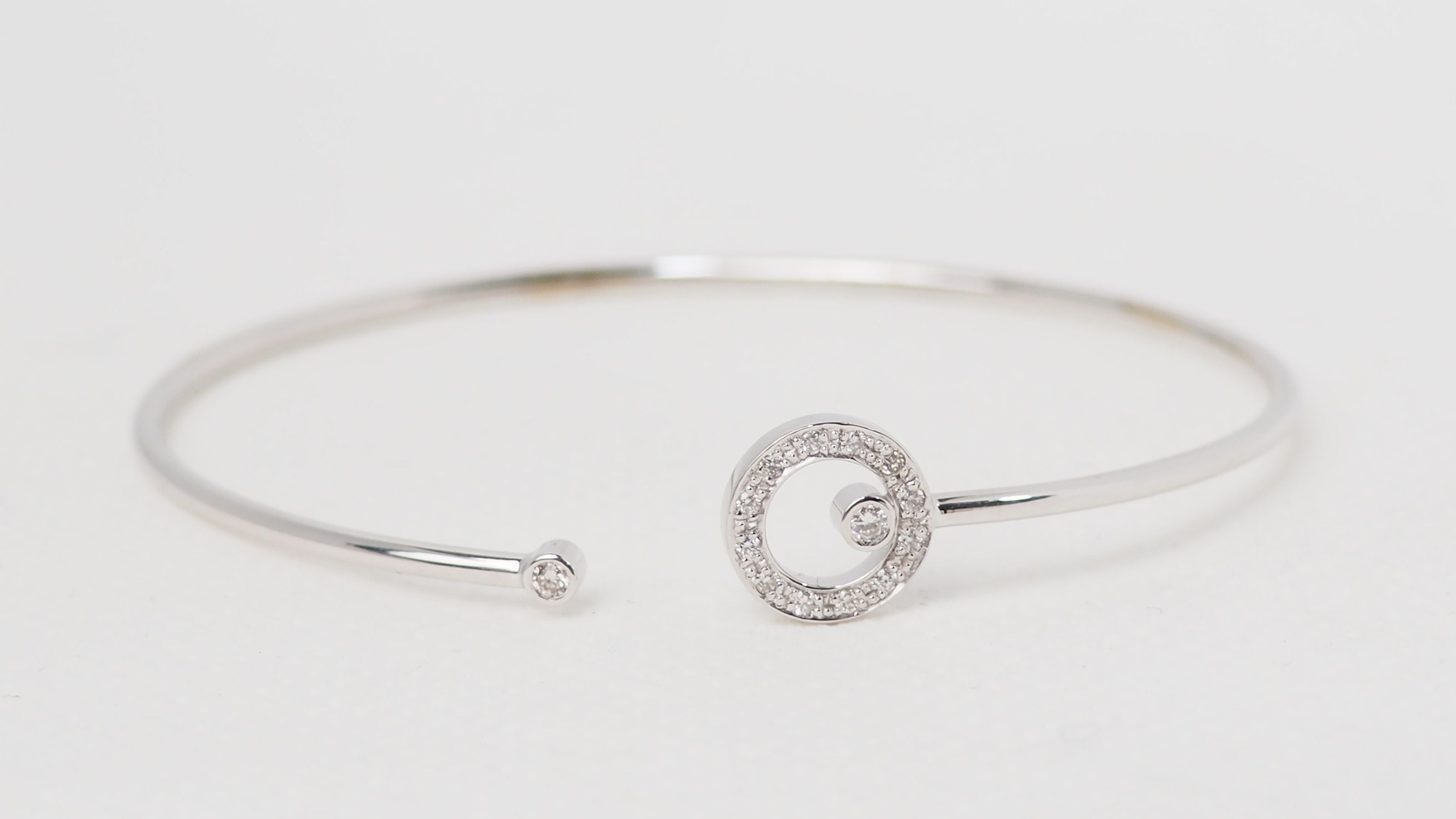 Bracelet Jonc flexible en or blanc et diamants