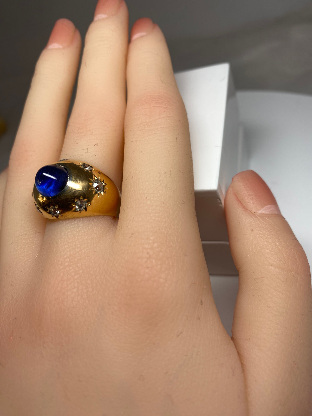 18-carat gold ring, 5.10 ct unheated Ceylon cabochon sapphire circa 1940