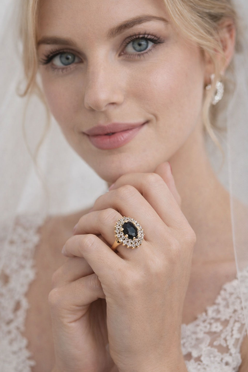 ANILLO DE ZAFIRO AZUL OSCURO WITH DIAMOND HALO IN AMARILLO GOLD 