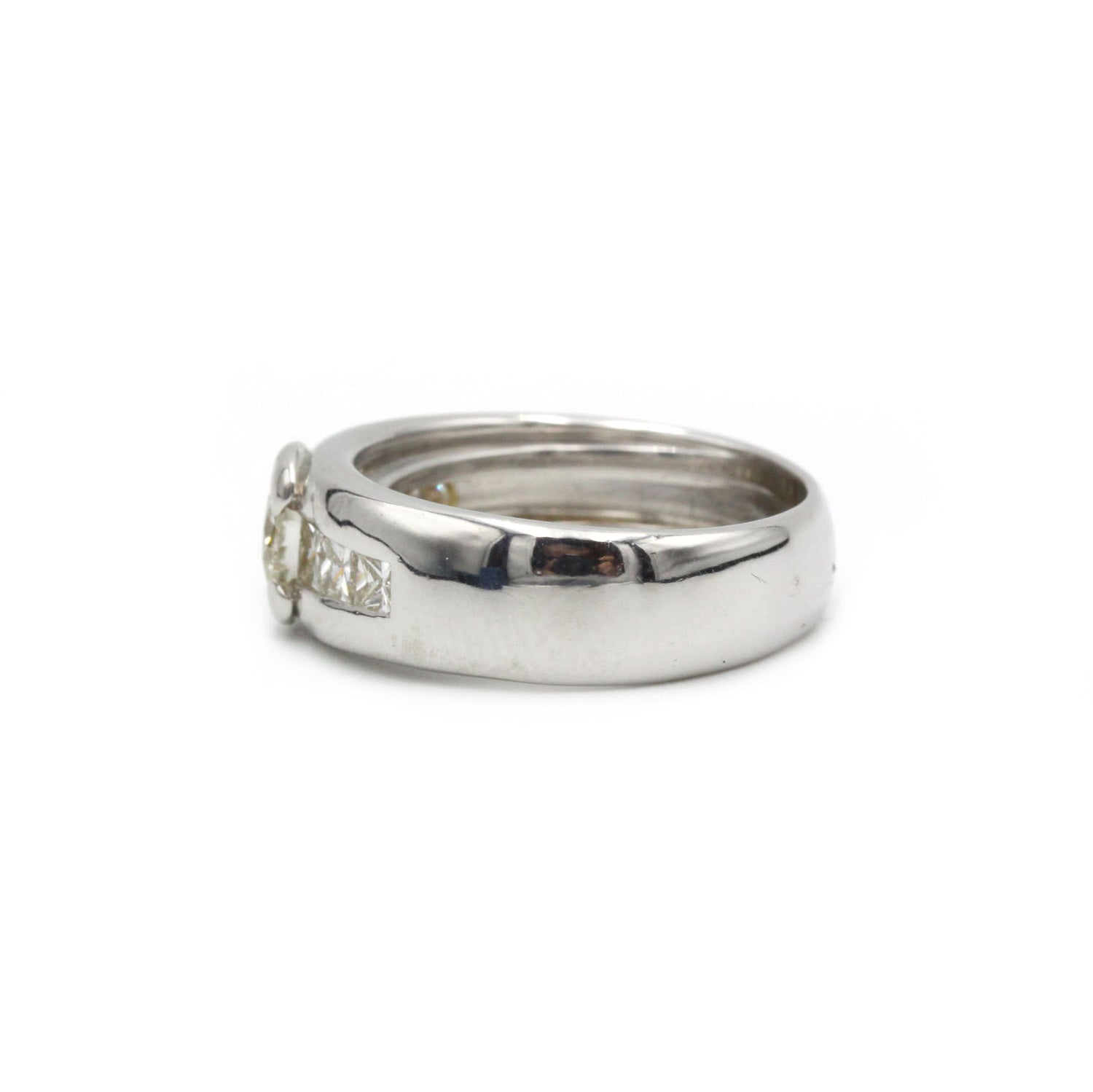 Ring at white gold and diamonds