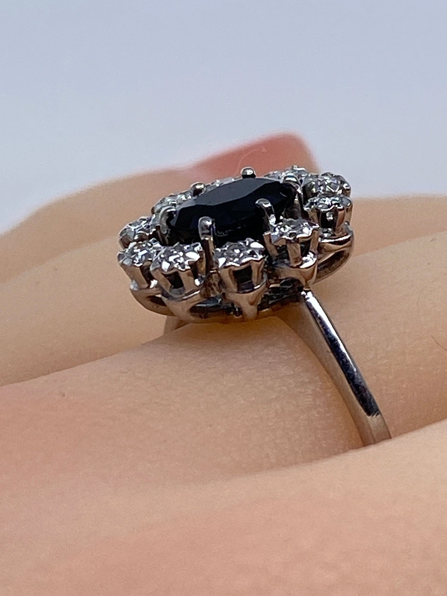 Ring daisy in white gold sapphire and diamonds